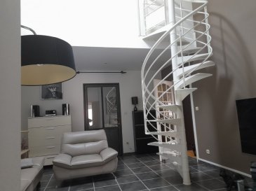 Appartement Duplex (potentiel locatif 3 000 /mois à 3750 euros/mois )*, avec entrée individuelle dans petite copropriété bien tenue et à faibles charges. Situé proche de l'ancien centre ville historique, proche des espaces verts et de la forêt, de la ligne de bus en direction du Luxembourg, il possède aussi de nombreuses facilités de stationnements grâce à la grande place du château. Par ailleurs ce bien dispose d'un garage avec porte motorisée en sous/sol,  avec une cave et  accueille 3 véhicules, aisément.
Orienté Est Ouest , ce bien dit 