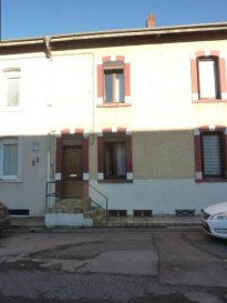 Maison - 80m ². En EXCLUSIVITÉ chez PANETTA IMMOBILIER !

Maison mitoyenne d'un côté d'environ 80m² habitables dans une rue calme avec garage, terrasse et jardin composée comme suit:

-Sous-sol: dégagement avec douche et w-c, cellier/buanderie, cuisine d'été avec accès terrasse de 22m²

-Rez-de-chaussée: entrée, cuisine équipée ouverte sur séjour

-Etage: deux grandes chambres

-Combles entièrement aménagés avec fenêtre de toit 

-Double vitrage bois sauf porte de service, fenêtre buanderie et SDB en PVC de 2022

-Toiture en bon état, électricité correcte

-Une cour et un jardinet, 1 garage non attenant mais proche de la maison et un petit terrain en face de la maison 

-Prévoir une remise au goût du jour

-Taxe foncière: 508euros/an

Pour plus d’informations, veuillez contacter Monsieur Rocco PANETTA au 06 88 56 77 94.
Les informations sur les risques auxquels ce bien est exposé sont disponibles sur le site Géorisques : www.georisques.gouv.fr