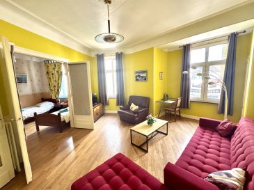 Quartier Impérial   Grand appartement avec cuisine équipée, .  7 pièces de 147 m2 idéal famille / frontaliers, Quartier Gare/Nouvelle ville, à 5 mn à pied de la gare et à 500 m des écoles et lycées, cet appartement lumineux de 4 chambres avec ascenseur - configurable à souhait (avec la possibilité de créer une 5ème chambre) se situe au 1er étage d'un immeuble 1930, tout le pallier vous étant réservé. Tous commerces à proximité immédiate.
 Le bien à la disposition originale des pièces offre une vue bien dégagée, avec pas moins de 8 fenêtres orientées sud et sud-ouest sur rue et place, 4 fenêtres sur cour, toutes en double vitrage, permettant de vivre vraiment au calme au coeur du quartier impérial.
 Un salon-séjour, 1 Salle de Bain + 1 salle d'eau, 2 WC indépendants, cuisine équipée, 2 balcons sur cour, 2 chaudières individuelles au gaz permettant de configurer l'habitation en deux occupations indépendantes. HSP 3 mètres et parquet chêne dans les pièces de vie. DPE E.
 Ce bien immobilier unique, modulable, relie deux lots situés sur le même palier ; il vous séduira par ses volumes et sa clarté. Immédiatement habitable par une grande famille, le grand avantage de ce bien réside dans sa faculté de réagencement intérieur, aménageable selon vos envies. Une vraie opportunité sur Metz-Gare.
 Les informations sur les risques auxquels ce bien est exposé sont disponibles sur le site Géorisques : www.georisques.gouv.fr.