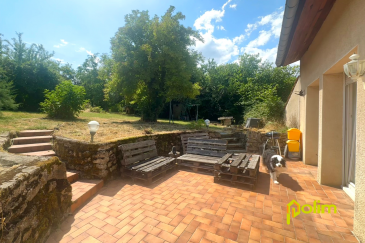 Grande maison de village proche A31.  La tranquillité d'un village à 2 min d'un accès A31, vous serez surpris par les volumes et le potentiel de cette maison de village située à Bouxières-sous-Froidmont.
 Cuisine équipée ouverte sur espace vie (>80m2) accès terrasse et grand jardin de 1000 m2, six grandes chambres, deux espaces bureaux, trois salles de bains, 2 WC, buanderie, dressing, garages deux voitures et cave - travaux de décoration à prévoir.
 Les informations sur les risques auxquels ce bien est exposé sont disponibles sur le site Géorisques : www.georisques.gouv.fr