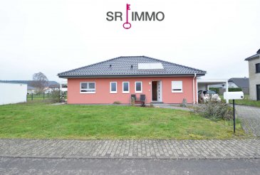 In einer ruhigen Seitenstraße im Neubaugebiet von Geichlingen, liegt dieser hübsche Bungalow aus dem Jahre 2008 inmitten seines flachen Gartens. Hier können Sie sich den Traum vom barrierefreien Wohnen auf einer Ebene erfüllen!

Ihre Zimmer liegen alle auf einer Ebene, verbunden durch eine einladende Diele: Ihr gemütliches und helles Wohnzimmer mit Kamin, Ihre großzügige offene Küche mit Esstisch, Ihre beiden geräumigen Schlafzimmer, Ihr kleines Büro, Ihr modernes Badezimmer mit Badewanne, begehbarer Dusche und WC sowie ein separates Gäste WC. Im Badezimmer gibt es auch eine Infrarot-Wärmekabine, welche Sie auf Wunsch gegen Aufpreis übernehmen können. Ferner haben Sie noch einen praktischen Hauswirtschaftraum, in dem auch die Erdwärme-Heizung untergebracht ist.

Vom Wohnzimmer aus erreichen Sie Ihre beiden überdachten Terrassen. Auf der einen können Sie morgens in der Morgensonne gemütlich frühstücken, auf der anderen scheint die Sonne den ganzen Nachmittag. In Ihrem großen pflegeleichten Garten haben Sie ein Gerätehäuschen und eine unterirdische 6.000 Liter fassende Regenwasserzisterne für Ihre Brauchwasserversorgung.

Auf der rechten Seite Ihres Bungalows steht Ihre Garage und davor ein Carport. Zusätzlich haben Sie zwei Außenstellplätze.


Allgemeine Informationen

Baujahr: 2008
Mauern: Holzständerbau (Fingerhaus)
Dach: Tonziegel
Fenster: PVC Doppelverglasung 
Außentüren: PVC
Innentüren: Holzdeko
Bodenbeläge: Fliesen, Laminat 
Heizung: Erdwärme 
Warmwasser: über Heizung und Solar
Abwasser: Kanal
Zustand: sehr gut

Endenergiebedarf: i. B.
Primärenergiebedarf: i. B.


Zzgl. Käuferprovision: 3% (zzgl. der gesetzlichen MwSt.) vom Kaufpreis


Lagebeschreibung

Der gepflegte Bungalow liegt im Neubaugebiet von Geichlingen.
Der Ort Geichlingen mit ca. 400 Einwohnern ist landwirtschaftlich geprägt. Eine Grundschule, einen Kindergarten, einen Zahnarzt und Einkaufmöglichkeiten gibt es im Nachbarort Körperich (ca. 3 km). Die Anbindung nach Luxemburg ist günstig. Über die B 50 erreicht man Vianden in 5 Minuten, bis Echternach sind es zirka 25 km.



Alle Angaben beruhen auf Informationen des Eigentümers, daher können wir keinerlei Haftung für die Richtigkeit und Vollständigkeit der Angaben übernehmen!


HAFTUNGSAUSSCHLUSS
Die von uns gemachten Angaben hinsichtlich Größen und Beschaffenheit des Objektes beruhen auf Informationen des Verkäufers bzw. Dritter und sind unverbindlich. Eine Haftung jeglicher Art für die Richtigkeit und Vollständigkeit der Angaben wird daher ausgeschlossen. Unser Angebot erfolgt freibleibend, Zwischenverkauf vorbehalten.

VERBRAUCHERINFO
1. Maklerleistung ist der Nachweis der Gelegenheit zum Abschluss eines Vertrages bzw. Vermittlung eines Vertrages über eine Immobilie gegen die Maklerlohnzahlungspflicht des Kunden. Eine Maklerprovision in Höhe von 3,57 % incl. 19 % MwSt. ist vom Käufer zu zahlen. Die Maklerprovision ist fällig und verdient mit Unterzeichnung des Kaufvertrages.
2. Unternehmer, Anschrift, Beschwerdeadressat:
ARCADIA Fine Properties S.A., 20, Grand-Rue, L-9410 Vianden, Tel.: 00352 266 344 1,
E-Mail: contact@sri.lu, Direktor: Ton Eggen
3. Es besteht ein Widerrufsrecht für Verbraucher

WIDERRUFSRECHT FÜR VERBRAUCHER
Sie haben das Recht, binnen vierzehn Tagen ohne Angabe von Gründen diesen Vertrag zu widerrufen. Die Widerrufsfrist beträgt vierzehn Tage ab dem Tag des Vertragsabschlusses.
Um Ihr Widerrufsrecht auszuüben, müssen Sie uns (ARCADIA Fine Properties S.A., 20, Grand-Rue, L-9410 Vianden, Tel: 352 266 344 33, Fax: 352 266 344 44, E-Mail: contact@sri.lu) mittels einer eindeutigen Erklärung (z. B. ein mit der Post versandter Brief, Telefax oder E-Mail) über Ihren Entschluss, diesen Vertrag zu widerrufen, informieren. Sie können dafür das beigefügte Muster-Widerrufsformular verwenden, das jedoch nicht vorgeschrieben ist. Zur Wahrung der Widerrufsfrist reicht es aus, dass Sie die Mitteilung über die Ausübung des Widerrufsrechts vor Ablauf der Widerrufsfrist absenden.

Folgen des Widerrufs
Wenn Sie diesen Vertrag widerrufen, haben wir Ihnen alle Zahlungen, die wir von Ihnen erhalten haben, einschließlich der Lieferkosten (mit Ausnahme der zusätzlichen Kosten, die sich daraus ergeben, dass Sie eine andere Art der Lieferung als die von uns angebotene, günstigste Standardlieferung gewählt haben), unverzüglich und spätestens binnen vierzehn Tagen ab dem Tag, an dem die Mitteilung über Ihren Widerruf dieses Vertrags bei uns eingegangen ist, zurückzuzahlen. Für diese Rückzahlung verwenden wir dasselbe Zahlungsmittel, das Sie bei der ursprünglichen Transaktion eingesetzt haben, es sei denn, mit Ihnen wurde ausdrücklich etwas anderes vereinbart; in keinem Fall werden Ihnen wegen dieser Rückzahlung Entgelte berechnet. Haben Sie verlangt, dass die Dienstleistungen während der Widerrufsfrist beginnen sollen, so haben Sie uns einen angemessenen Betrag zu zahlen, der dem Anteil der bis zu dem Zeitpunkt, zu dem Sie uns von der Ausübung des Widerrufsrechts hinsichtlich dieses Vertrags unterrichten, bereits erbrachten Dienstleistungen im Vergleich zum Gesamtumfang der im Vertrag vorgesehenen Dienstleistungen entspricht. 

Hinweis auf die Möglichkeit eines vorzeitigen Erlöschens des Widerrufsrechts
Ihr Widerrufsrecht erlischt, wenn wir unsere Leistung vollständig erbracht und mit der Ausführung der Leistung erst begonnen haben, nachdem Sie Ihre ausdrückliche Zustimmung und gleichzeitig Ihre Kenntnis davon bestätigt haben, dass Sie Ihr Widerrufsrecht bei vollständiger Vertragsrfüllung durch uns verlieren.

MUSTER-WIDERRUFSFORMULAR
Wenn Sie den Vertrag widerrufen wollen, dann füllen Sie bitte dieses Formular aus und senden Sie es zurück an:

ARCADIA Fine Properties S.A. - SR IMMO
20, Grand-Rue
L-9410 Vianden
Tel: 352 266 344 33
Fax: 352 266 344 44
E-Mail: contact@sri.lu

Hiermit widerrufe(n) ich/wir (*) den von mir/uns (*) abgeschlossenen Vertrag über den Kauf der folgenden Waren (*)/die Erbringung der folgenden Dienstleistung (*)
Bestellt am (*)/erhalten am (*)
Name des/der Verbraucher(s)
Anschrift des/der Verbraucher(s)
Unterschrift des/der Verbraucher(s) (nur bei Mitteilung auf Papier)
Datum<br />In einer ruhigen Seitenstraße im Neubaugebiet von Geichlingen, liegt dieser hübsche Bungalow aus dem Jahre 2008 inmitten seines flachen Gartens. Hier können Sie sich den Traum vom barrierefreien Wohnen auf einer Ebene erfüllen!

Ihre Zimmer liegen alle auf einer Ebene, verbunden durch eine einladende Diele: Ihr gemütliches und helles Wohnzimmer mit Kamin, Ihre großzügige offene Küche mit Esstisch, Ihre beiden geräumigen Schlafzimmer, Ihr kleines Büro, Ihr modernes Badezimmer mit Badewanne, begehbarer Dusche und WC sowie ein separates Gäste WC. Im Badezimmer gibt es auch eine Infrarot-Wärmekabine, welche Sie auf Wunsch gegen Aufpreis übernehmen können. Ferner haben Sie noch einen praktischen Hauswirtschaftraum, in dem auch die Erdwärme-Heizung untergebracht ist.

Vom Wohnzimmer aus erreichen Sie Ihre beiden überdachten Terrassen. Auf der einen können Sie morgens in der Morgensonne gemütlich frühstücken, auf der anderen scheint die Sonne den ganzen Nachmittag. In Ihrem großen pflegeleichten Garten haben Sie ein Gerätehäuschen und eine unterirdische 6.000 Liter fassende Regenwasserzisterne für Ihre Brauchwasserversorgung.

Auf der rechten Seite Ihres Bungalows steht Ihre Garage und davor ein Carport. Zusätzlich haben Sie zwei Außenstellplätze.


Allgemeine Informationen

Baujahr: 2008
Mauern: Holzständerbau (Fingerhaus)
Dach: Tonziegel
Fenster: PVC Doppelverglasung 
Außentüren: PVC
Innentüren: Holzdeko
Bodenbeläge: Fliesen, Laminat 
Heizung: Erdwärme 
Warmwasser: über Heizung und Solar
Abwasser: Kanal
Zustand: sehr gut

Endenergiebedarf: i. B.
Primärenergiebedarf: i. B.


Zzgl. Käuferprovision: 3% (zzgl. der gesetzlichen MwSt.) vom Kaufpreis


Lagebeschreibung

Der gepflegte Bungalow liegt im Neubaugebiet von Geichlingen.
Der Ort Geichlingen mit ca. 400 Einwohnern ist landwirtschaftlich geprägt. Eine Grundschule, einen Kindergarten, einen Zahnarzt und Einkaufmöglichkeiten gibt es im Nachbarort Körperich (ca. 3 km). Die Anbindung nach Luxemburg ist günstig. Über die B 50 erreicht man Vianden in 5 Minuten, bis Echternach sind es zirka 25 km.



Alle Angaben beruhen auf Informationen des Eigentümers, daher können wir keinerlei Haftung für die Richtigkeit und Vollständigkeit der Angaben übernehmen!


HAFTUNGSAUSSCHLUSS
Die von uns gemachten Angaben hinsichtlich Größen und Beschaffenheit des Objektes beruhen auf Informationen des Verkäufers bzw. Dritter und sind unverbindlich. Eine Haftung jeglicher Art für die Richtigkeit und Vollständigkeit der Angaben wird daher ausgeschlossen. Unser Angebot erfolgt freibleibend, Zwischenverkauf vorbehalten.

VERBRAUCHERINFO
1. Maklerleistung ist der Nachweis der Gelegenheit zum Abschluss eines Vertrages bzw. Vermittlung eines Vertrages über eine Immobilie gegen die Maklerlohnzahlungspflicht des Kunden. Eine Maklerprovision in Höhe von 3,57 % incl. 19 % MwSt. ist vom Käufer zu zahlen. Die Maklerprovision ist fällig und verdient mit Unterzeichnung des Kaufvertrages.
2. Unternehmer, Anschrift, Beschwerdeadressat:
ARCADIA Fine Properties S.A., 20, Grand-Rue, L-9410 Vianden, Tel.: 00352 266 344 1,
E-Mail: contact@sri.lu, Direktor: Ton Eggen
3. Es besteht ein Widerrufsrecht für Verbraucher

WIDERRUFSRECHT FÜR VERBRAUCHER
Sie haben das Recht, binnen vierzehn Tagen ohne Angabe von Gründen diesen Vertrag zu widerrufen. Die Widerrufsfrist beträgt vierzehn Tage ab dem Tag des Vertragsabschlusses.
Um Ihr Widerrufsrecht auszuüben, müssen Sie uns (ARCADIA Fine Properties S.A., 20, Grand-Rue, L-9410 Vianden, Tel: 352 266 344 33, Fax: 352 266 344 44, E-Mail: contact@sri.lu) mittels einer eindeutigen Erklärung (z. B. ein mit der Post versandter Brief, Telefax oder E-Mail) über Ihren Entschluss, diesen Vertrag zu widerrufen, informieren. Sie können dafür das beigefügte Muster-Widerrufsformular verwenden, das jedoch nicht vorgeschrieben ist. Zur Wahrung der Widerrufsfrist reicht es aus, dass Sie die Mitteilung über die Ausübung des Widerrufsrechts vor Ablauf der Widerrufsfrist absenden.

Folgen des Widerrufs
Wenn Sie diesen Vertrag widerrufen, haben wir Ihnen alle Zahlungen, die wir von Ihnen erhalten haben, einschließlich der Lieferkosten (mit Ausnahme der zusätzlichen Kosten, die sich daraus ergeben, dass Sie eine andere Art der Lieferung als die von uns angebotene, günstigste Standardlieferung gewählt haben), unverzüglich und spätestens binnen vierzehn Tagen ab dem Tag, an dem die Mitteilung über Ihren Widerruf dieses Vertrags bei uns eingegangen ist, zurückzuzahlen. Für diese Rückzahlung verwenden wir dasselbe Zahlungsmittel, das Sie bei der ursprünglichen Transaktion eingesetzt haben, es sei denn, mit Ihnen wurde ausdrücklich etwas anderes vereinbart; in keinem Fall werden Ihnen wegen dieser Rückzahlung Entgelte berechnet. Haben Sie verlangt, dass die Dienstleistungen während der Widerrufsfrist beginnen sollen, so haben Sie uns einen angemessenen Betrag zu zahlen, der dem Anteil der bis zu dem Zeitpunkt, zu dem Sie uns von der Ausübung des Widerrufsrechts hinsichtlich dieses Vertrags unterrichten, bereits erbrachten Dienstleistungen im Vergleich zum Gesamtumfang der im Vertrag vorgesehenen Dienstleistungen entspricht. 

Hinweis auf die Möglichkeit eines vorzeitigen Erlöschens des Widerrufsrechts
Ihr Widerrufsrecht erlischt, wenn wir unsere Leistung vollständig erbracht und mit der Ausführung der Leistung erst begonnen haben, nachdem Sie Ihre ausdrückliche Zustimmung und gleichzeitig Ihre Kenntnis davon bestätigt haben, dass Sie Ihr Widerrufsrecht bei vollständiger Vertragsrfüllung durch uns verlieren.

MUSTER-WIDERRUFSFORMULAR
Wenn Sie den Vertrag widerrufen wollen, dann füllen Sie bitte dieses Formular aus und senden Sie es zurück an:

ARCADIA Fine Properties S.A. - SR IMMO
20, Grand-Rue
L-9410 Vianden
Tel: 352 266 344 33
Fax: 352 266 344 44
E-Mail: contact@sri.lu

Hiermit widerrufe(n) ich/wir (*) den von mir/uns (*) abgeschlossenen Vertrag über den Kauf der folgenden Waren (*)/die Erbringung der folgenden Dienstleistung (*)
Bestellt am (*)/erhalten am (*)
Name des/der Verbraucher(s)
Anschrift des/der Verbraucher(s)
Unterschrift des/der Verbraucher(s) (nur bei Mitteilung auf Papier)
Datum