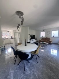 AXHOME IMMO vous propose cette maison de ± 155 m² avec 3 chambres à coucher.

Le bien est situé à Erpeldange, commune de Wiltz, dans un quartier calme et proche de toutes commodités.

La maison est composée comme suit : 

Rez-de-chaussée :
- Hall d’entrée
- Local technique
- Garage avec porte électrique
- Petit studio avec kitchenette, salle de douche et WC
- Débarras

1er étage :
- Hall d’entrée avec accès à une belle et grande terrasse
- Cuisine équipée haut de gamme
- Salon / Salle à manger
- Salle de douche

2e étage :
- Hall de nuit
- Chambre à coucher
- Chambre à coucher avec accès au balcon
- Chambre à coucher
- Salle de bain

Un garage fermé ainsi qu’un emplacement extérieur complètent ce bien.

Les atouts
Année de construction : 2018
Pompe à chaleur
Fenêtres triple vitrage
Classe énergétique : A / B
Garantie décennale
Volets électriques
Toiture en zinc

Pour plus d'informations, contactez-nous. 
Nous sommes également à votre disposition pour des estimations gratuites :

- Par téléphone : +352 691 911 993
- Par email : info@axhome.lu

Nous restons à votre entière disposition si vous souhaitez vendre ou louer votre bien. Nous prenons en charge toutes les démarches administratives liées au bien.

 ---------- 
AXHOME IMMO bietet Ihnen dieses Haus von ± 155 m² mit 3 Schlafzimmern an.

Die Immobilie befindet sich in Erpeldange, Gemeinde Wiltz, in einer ruhigen Gegend und in der Nähe aller Annehmlichkeiten.

Das Haus setzt sich wie folgt zusammen:

Erdgeschoss :
- Eingangshalle
- Technischer Raum
- Garage mit elektrischem Tor
- Kleines Studio mit Küchenzeile, Duschraum und WC.
- Abstellraum

1. Stock:
- Eingangshalle mit Zugang zu einer schönen und großen Terrasse.
- Hochwertig ausgestattete Küche
- Wohn-/Esszimmer
- Duschraum

2. Stockwerk :
- Schlafhalle
- Schlafzimmer
- Schlafzimmer mit Zugang zum Balkon
- Schlafzimmer
- Badezimmer

Eine geschlossene Garage sowie ein Außenstellplatz vervollständigen diese Immobilie.

Die Trümpfe
Baujahr: 2018
Wärmepumpe
Fenster mit Dreifachverglasung
Energieeffizienzklasse: A / B
10-jährige Garantie
Elektrische Rollläden
Dach aus Zink

Für weitere Informationen kontaktieren Sie uns bitte.
Wir stehen Ihnen auch für kostenlose Schätzungen zur Verfügung :

- Per Telefon: +352 691 911 993.
- Per E-Mail: info@axhome.lu

Wir stehen Ihnen jederzeit zur Verfügung, wenn Sie Ihre Immobilie verkaufen oder vermieten möchten. Wir kümmern uns um alle administrativen Schritte im Zusammenhang mit der Immobilie.

 ---------- 
AXHOME IMMO offers this ± 155 m² house with 3 bedrooms.

The property is located in Erpeldange, commune of Wiltz, in a quiet neighborhood close to all amenities.

The house is composed as follows:

First floor:
- Entrance hall
- Utility room
- Garage with electric door
- Small studio with kitchenette, shower room and WC
- Storage room

1st floor :
- Entrance hall with access to large terrace
- Fully equipped kitchen
- Living/dining room
- Shower room

2nd floor :
- Night hall
- Bedroom
- Bedroom with access to balcony
- Bedroom
- Bathroom

An enclosed garage and an outdoor parking space complete this property.

Assets
Year of construction: 2018
Heat pump
Triple-glazed windows
Energy class: A / B
Ten-year warranty
Electric shutters
Zinc roof

For further information, please contact us.
We are also available for free estimates:

- By phone: +352 691 911 993
- By email: info@axhome.lu

We remain at your entire disposal should you wish to sell or rent your property. We will take care of all the administrative formalities related to your property.
