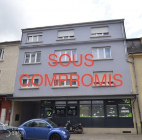 SOUS COMPROMIS<br>L\'Agence Immobilière Christine SIMON vous présente en exclusivité un très bel Appartement au 2e étage (sans ascenseur) d\'une résidence construite dans les années 50. L\'appartement a été entièrement rénové. <br>Il se compose comme suit:<br>Spacieux hall d\'entrée d\'env. 12 m2, d\'une cuisine équipée accès balcon, la cuisine est ouverte vers la salle à manger et le salon, le tout environ 52 m2.<br>2 chambres à coucher dont une avec armoire intégrée de 15,86 m2, et l\'autre d\'env. 14,20 m2.<br>Une salle de bains avec raccordement avec machine à laver et sèche linge.<br>Au sous-sol, une cave privative de 10,88 m2 et à l\'extérieur un emplacement de voiture de 12,50 m2.<br>Possibilité de louer un garage box fermé en face de la Résidence.<br>Pour de plus amples informations n\'hésitez pas à contacter l\'agence au numéro 621 189 059 ou <br>26 53 00 30 1 soit par eMail au info@christinesimon.lu<br><br>Nous sommes en permanence à la recherche des biens pour nos clients solvables, donc si vous désirez vendre ou louer appelez l\'agence immobilière Christine SIMON.<br><br>La commission de vente de 3% + TVA sont à charge du vendeur.<br>