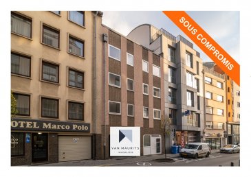 +++ SOUS COMPROMIS +++ SOUS COMPROMIS +++ SOUS COMPROMIS +++


Idéalement situé à Luxembourg – Bonnevoie, proche de la gare de Luxembourg et du centre-ville ainsi que de toutes commodités, ce studio se trouve au 2ème étage d'une petite résidence de 4 étages avec ascenseur et présente une surface habitable de ± 26 m².

Il se compose comme suit :

Un hall d’entrée de ± 2 m² dessert un séjour de ± 22 m² avec cuisine ouverte et une salle de douche de ± 2.5 m² avec wc et lavabo.

Une cave privative dans le sous-sol de la résidence de ± 3.5 m² complète l’offre.

Généralités :

- Situation idéale : proche de la gare de Luxembourg et du centre-ville

- Studio à rafraîchir

- Chaudière au gaz, chauffage par radiateurs

- Interphone

- Ascenseur

- Écoles, crèches, parcs, restaurants, commerces 

- Desservi par les transports en commun


