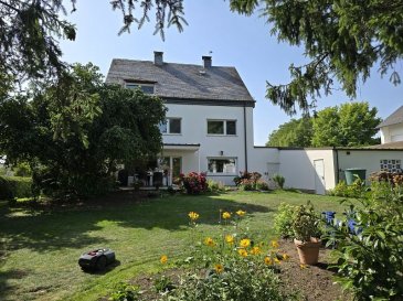 Einfamilienhaus mit herrlichem Garten und Garage im Herzen der Bierstadt-Bitburg!

Das gepflegte Wohnhaus steht in äußerst zentraler Lage der Stadt Bitburg. Sie erreichen die Innenstadt mit allen Einkaufsmöglichkeiten, Restaurants, Kindergärten, Schulen, Ärzten, Apotheken und Krankenhaus usw. in nur wenigen Fußminuten. 

Auf drei Wohnebenen und ca. 190 m² Wohnfläche verteilt, bietet die Immobilie alles was man sich für ein familiengerechtes Eigenheim wünscht.

Das liebevoll angelegte Gartengrundstück gestattet viel Privatsphäre. Ein perfekter Rückzugsort zum Sonnen, Grillen und Chillen mit der Familie und mit Ihren Freunden. Ein wahres Gartenparadies! 

Das Grundstück eignet sich auch hervorragend zur Hundehaltung. 
Aufteilung der Wohnräume und Etagen:

Im Erdgeschoss befinden sich die Diele, eine Küche mit integrierter hübscher Einbauküche, ein Gäste-WC, ein Schlaf- oder Arbeitszimmer und ein sehr großzügiges Wohn- und Esszimmer mit schickem Kamin. 
Vom Wohn- und Esszimmer aus gelangt man auf die großzügig überdachte Terrasse und in den Garten.

Durch eine massive und sehr hübsche leicht gewendelte Treppe sind alle Etagen miteinander verbunden.

Das Obergeschoss verfügt über eine Diele, ein Badezimmer mit Badewanne, eine Abstellkammer und drei Schlafzimmer.
Im ausgebauten Dachgeschoss stehen, eine Diele, ein Badezimmer mit Dusche und zwei weitere geräumige Schlafzimmer zur Verfügung. Eines der Schlafzimmer verfügt über einen kleinen Balkon.

Der Dachboden kann als Abstell- und Lagerfläche genutzt werden.

Dacheindeckung: Hochwertiger Naturschiefer

Das gesamte Wohnhaus ist unterkellert. Hier befinden sich mehrere saubere Lagerräume und die erst 2021 erneuert Gasheizung (Erdgas). Kellertreppe und Boden wurden vor einigen Jahren hochwertig und sauber gefliest.

Die links neben dem Wohnhaus stehende Garage bietet reichlich Platz für ein Auto sowie sämtliches Zubehör und vieles mehr.
Weitere PKW-Stellplätze befinden sich vor der Garage, an der Straße und im näheren Umfeld.

Verzichten Sie auf die in der heutigen Zeit schier unkalkulierbaren Baukosten, fehlende Handwerker und nervenaufreibenden Baustress.  

Einziehen und sofort wohlfühlen!

So macht Leben und Wohnen Spaß.

Gerne beraten wir Sie in einem persönlichen Gespräch. 

Anfragen vorzugsweise per E-Mail mit Angabe von Namen, Anschrift und Telefonnummer.
E-Mail: pick@pick-immobilien.de

Mit einem Klick - bei Immobilien Pick.
www.pick-immobilien.de

Wir freuen uns auf Sie!

Hinweis:
Wir weisen höflich darauf hin, dass alle Angaben zur Größe, Ausführung und Beschaffenheit des Gebäudes und des Grundstücks auf den uns übermittelten Daten beruhen und nicht durch uns geprüft wurden. 

Bei Reservierung der Immobilie benötigen wir für den Verkäufer eine schriftliche Finanzierungsbestätigung Ihrer Bank.  
Gerne erstellen wir Ihnen auch über unsere Finanzpartner ein maßgeschneidertes Finanzierungsangebot. Alle Objektunterlagen können gerne von Ihrer Bank bei uns angefordert werden.


Pick-Immobilien in Bitburg.

Ihr Immobilien-Partner im Bereich Bitburg-Eifel-Trier-Mosel und natürlich Luxemburg.

Persönliche Beratung und Betreuung vom ersten Gespräch bis zum Notar.

Gerne erstellen wir Ihnen unverbindlich ein auf Sie zu geschnittenes Finanzierungsangebot.

Besuchen Sie uns auch im Internet.

www.pick-Immobilien.de

Wir freuen uns auf Sie!Lage:
54634 Bitburg 
(Innenstadt fußläufig ca. 5. Minuten)


Entfernung in die Nachbarländer:

Luxemburg - Echternach ca. 20 Km
Luxemburg - Stadt ca. 68 Km
Belgien St. Vith ca. 54 Km
Niederland Maastricht ca. 146 Km
Metz Frankreich ca. 118 Km

Entfernung innerhalb der Umgebung und Deutschland:

Prüm ca. 34 Km
Wittlich ca. 37 Km
Daun ca. 43 Km
Gerolstein ca. 39 Km
Trier ca. 31 Km
Köln ca. 141 Km
Bonn ca. 145 Km
Frankfurt ca. 198 Km

Die Angabe der Kilometer variiert ja nach Auswahl der Route.