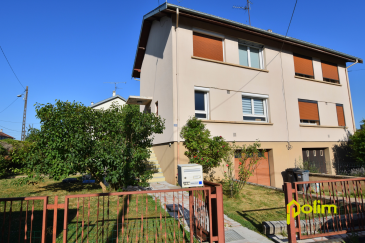 Exclusivité POLIM !! Maison F4 avec garage et jardin..  Venez découvrir cette charmante maison comprenant : Hall d'entrée, cuisine équipée ouverte sur séjour, WC, salle d'eau (récente). A l'étage : 3 chambres et un placard. Au sous-sol : buanderie, chaufferie, garage. Jardin autour de la maison. 
 Les informations sur les risques auxquels ce bien est exposé sont disponibles sur le site Géorisques : www.georisques.gouv.fr
