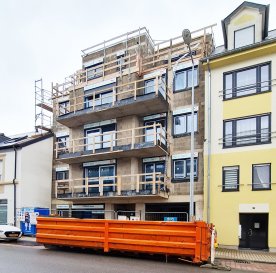 ** APPARTEMENT 2 CHAMBRES À VENDRE **

-- FR -- 

** RÉSIDENCE **
Cette belle résidence à Kayl en nouvelle construction offrira 7 unités reparties sur 4 étages. Le projet répond à la fois aux hautes exigences d’architecture moderne et fonctionnelle ainsi qu’aux critères énergétiques actuels.
Classe énergétique: A
Classe d’isolation: A
Classe de performance environnementale: A

Kayl se situe à environ 5 minutes d’Esch-sur-Alzette, à 10 minutes de Belval et à 20 minutes du Luxembourg Centre-Ville. La gare est à seulement 6 minutes à pied de l’immeuble. 

** APPARTEMENT **
Cet appartement situé au premier étage offre une surface habitable de 112,11m2, avec un balcon de +/-7.33m2, et une terrasse de +/-53m2
Il est composé d’un hall d’entrée, d’un séjour spacieux avec une cuisine ouverte (ou séparée – au choix), de deux chambres, d’une salle de bains et d’un wc séparé. Le bien est complété par une terrasse et un balcon. Une cave privative est inclus dans le prix de vente. 

Situation: Centre du Kayl
Transport publics: Arrêt de bus à moins de 2min / Gare d’environ 6min à pied
Accès autoroute A3/A13 à moins de 3min
Disponibilité: 2ème semestre 2021
Emplacement de parking intérieur en supplément au prix de 25'000 €.
Possibilité d’acheter un double emplacement intérieur (en bande): 40'000 €.

Les prix indiqués comprennent la TVA à 3% (sous réserve d'acceptation par l'administration de l'enregistrement).

Pour tout complément d'information, contactez-nous au tél.: +352 621 139 988 ou par mail info@fn-promotion.lu. 

Réf agence : KRDC12-RDC112


-- DE –

** RESIDENZ **
Dieser Neubau einer Residenz in Kayl bietet 7 Einheiten auf vier Etagen. Das Projekt erfüllt sowohl die hohen Anforderungen moderner und funktionaler Architektur als auch die aktuell höchsten Energiekriterien.
Energieklasse: A / Isolationsklasse: A / Umweltleistungsklasse: A

Kayl liegt etwa 5 Minuten von Esch-sur-Alzette, 10 Minuten von Belval und 20 Minuten von Luxemburg «Centre-Ville» entfernt. Der Bahnhof ist nur 6 Gehminuten vom Gebäude entfernt.


** WOHNUNG **
Die Wohnung liegt auf dem 1. Stockwerk und bietet eine Wohnfläche von +/-112.11m2, einen Balkon von +/-7.33m2 sowie auch eine Terrasse von +/-53m2.

Die Wohnung setzt sich folgend zusammen: einem geräumigen, großen Wohnzimmer mit offener Küche (auf Wunsch auch separierbar), zwei Schlafzimmer, einem Badezimmer, sowie auch einer separaten Toilette (Gäste-WC). Durch eine große Terrasse und einen Balkon wird die Wohnung vervollständigt. Ein privater Keller ist im Verkaufspreis mit enthalten. 

Lage: Kayl Zentrum
Öffentliche Verkehrsmittel: Bushaltestelle weniger als 2 Gehminuten / Bahnhof ca. 6 Gehminuten
Autobahnanbindung: A3 / A13 sind 3 min entfernt.
Verfügbarkeit: 2. Semester 2021
Garagenstellplatz kostet weitere 25’000€
Ein doppelter Garagenstellplatz kostet weitere 40’000€

Die angegebenen Preise enthalten 3% Mehrwertsteuer (vorbehaltlich der Annahme durch die Registrierungsverwaltung).

Für weitere Informationen kontaktieren Sie uns telefonisch unter +352 621 139 988 oder per E-Mail unter info@fn-promotion.lu

Referenz : KRDC12-RDC112

