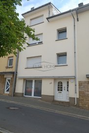 À Louer : Chambre Étudiante dans une Maison Résidence Universitaire - Université Lunex

Découvrez cette chambre idéalement située à proximité de l'Université Lunex, à seulement 10 minutes du centre commercial Opkorn. Cet emplacement privilégié vous permet de bénéficier d'un accès facile aux transports et de profiter de toutes les commodités nécessaires pour un quotidien pratique et agréable.

Nous proposons à la location une chambre entièrement meublée, conçue spécifiquement pour les étudiants. L'espace est aménagé avec soin afin d'offrir un environnement propice à l'étude et à la détente. La chambre comprend un lit confortable, des tables de chevet, une armoire spacieuse et un bureau pour vos sessions de travail. L'atmosphère calme permet de se concentrer facilement sur vos études, garantissant ainsi un cadre de vie serein et studieux.

La maison dispose d'une cuisine entièrement équipée, comprenant tout l'électroménager ainsi que tous les ustensiles nécessaires pour préparer vos repas dans les meilleures conditions. Vous pourrez également profiter d'une salle à manger conviviale pour partager de bons moments avec vos camarades. De plus, plusieurs salles de douche sont à votre disposition, offrant ainsi un confort optimal à tous les résidents.

Que vous soyez en quête d'un espace de vie confortable ou d'un cadre stimulant pour vos études, cette chambre répondra parfaitement à toutes vos attentes.

Votre nouvelle vie étudiante vous attend !

Pour toutes questions ou demandes d'informations, n'hésitez pas à nous contacter, nous serons toujours à votre service.

Agence ELSA'HOME à votre écoute pour la concrétisation de vos projets en toute confiance.

---------------------------------------------------------------

For Rent: Student Room in a University Residence House - Lunex University

Discover this room ideally located near Lunex University, just 10 minutes from the Opkorn shopping centre. This privileged location gives you easy access to transport and all the amenities you need for a practical and pleasant day-to-day life.

We offer a fully furnished room for rent, designed specifically for students. The space is carefully designed to provide an environment conducive to study and relaxation. The room includes a comfortable bed, bedside tables, a spacious wardrobe and a desk for your work sessions. The calm atmosphere makes it easy to concentrate on your studies, guaranteeing a serene and studious environment.

The house has a fully equipped kitchen, with all the appliances and utensils you need to prepare your meals in the best possible conditions. There is also a convivial dining room where you can share good times with your fellow students. What's more, there are several shower rooms at your disposal, providing optimum comfort for all residents.

Whether you're looking for a comfortable living space or a stimulating environment for your studies, this room will meet all your expectations. Don't hesitate to contact us for more information or to arrange a viewing. Your new student life awaits you!

If you have any questions or requests for information, please do not hesitate to contact us. We will always be at your service.

Agence ELSA'HOME is here to help you realise your plans in complete confidence.