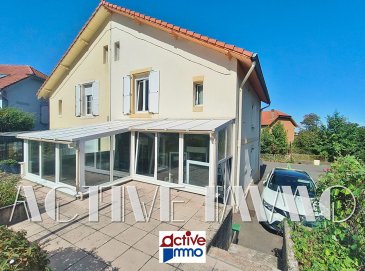 Maison Hayange Bellevue 123 m2. NOUVEAUTÉ EN EXCLUSIVITÉ !

Sur la commune d'Hayange, idéalement placée au sein du quartier Bellevue, devenez propriétaire de cette charmante maison très bien entretenue, mitoyenne d'un côté de plus de 123 m² édifiée sur un terrain de 4,38 ares.

Au rez de chaussé surélevé, vous disposez de 2 pièces de vie de 17 m² chacune, avec la possibilité de les réunir pour créer un pièce de vie ouverte de plus de 34 m², communiquant sur la cuisine indépendante, entièrement rénovée, donnant un double accès à la véranda de 2016, offrant ainsi 19 m² supplémentaires, parfaits pour profiter des extérieurs tout au long de l'année.
La véranda dispose d'une entrée sécurisée par l'extérieur (sur le côté de la maison), et donne accès au jardin joliment arboré avec son cabanon, ainsi qu'à la terrasse.
Pour votre confort vous trouverez également  un wc au rdc et un accès à la cave (accessible également par les extérieurs) qui propose un espace buanderie et un espace de stockage/garde manger.

A l'étage, vous découvrirez 2 spacieuses chambres et 1 pièce aménagée en dressing (pouvant faire office de coin bureau), ainsi qu'une salle d'eau avec wc et cabine de douche. 
Au 2éme étage, les combles ont été aménagés en bureau avec espace de stockage et de création. Ils pourraient aisément devenir une ou deux chambres supplémentaires, selon vos besoins et envies.

Vous bénéficiez d'une facilité de stationnement sur le côté de la maison grâce à une allée privative goudronnée permettant de garer 2 véhicules en enfilade. En complètement, il est possible d'acquérir en sus un garage à toute proximité de la maison si besoin.

DV PVC / VOLETS roulant + battant / CHAUDIÈRE GAZ Condensation 2024 / FAÇADE refaite avec revêtement anti-pluie /  Toiture Tuiles entretenue / Tout à l'égout / FIBRE Optique

DPE réalisé le 09/09/2025 : logement classé E pour 299kwh/m²/an ainsi que D pour les émissions de gaz à effet de serre pour 48 kg co²/m²/an.
Montant estimé des dépenses annuelles d'énergie pour un usage standard : entre 3110€ et 4270€ par an. Prix moyens des énergies indexés sur l'année 2021, 2022, 2023 (abonnements compris)
Les informations sur les risques auxquels ce bien est exposé sont disponibles sur le site Géorisques : www.georisques.gouv.fr ».

A VISITER SANS TARDER ! 
Frais d'agence à charge vendeur
Votre conseiller Immobilier : Marie PETITFRERE : 06 95 67 68 76