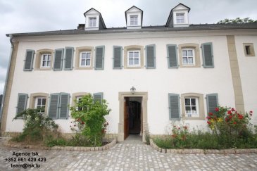 Maison de Village classée.
4 chambres ,Salle de bains , Cuisine équipée , Salon cheminée , Salle a manger 
Jardin, Garage
 Disponible 01/07/2018
Ref agence :916904