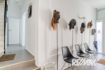 Veuillez contacter Francis Drabik pour de plus amples informations :
- T : 621 54 00 54
- E : francis.drabik@remax.lu

RE/MAX, Spécialiste de l'immobilier au Luxembourg, vous propose, en exclusivité, cette belle et grande maison mitoyenne dans le quartier central de Bonnevoie.
Elle comprend une partie professionnelle au rez-de-chaussée, idéale pour un cabinet médical.
Construite en 1966, cette maison a été rénovée et réaménagée en 2014 pour afficher une surface totale de ± 200 m² dont ± 170 m² habitables sur 3 niveaux.

Vous trouverez au rez-de-chaussée :
Un grand hall d'accueil, 2 bureaux, 2 salles de soins et des toilettes.

Au premier étage :
- 3 chambres.
- Un espace de vie avec cuisine ouverte donnant sur le salon / salle à manger avec accès terrasse

Au deuxième étage :
Vous trouverez un bureau donnant sur une chambre de 15 m² avec bureau et dressing.

Il serait également possible de réaménager l'ensemble afin de n'avoir que du résidentiel sous réserve d'autorisation.

Frais d’agence RE/MAX : 3 % du prix de vente à la charge de la partie venderesse + TVA