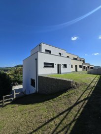 A DECOUVRIR !!!

Superbe maison neuve proposant 3 « côtés libres », disposant de +/- 225,8 m2 habitable sur +/- 3.60 ares de terrain privatif, comprenant : 

Au sous-sol :
- Hall d'accueil avec des armoire encastrais. 
- Espace cave. 
- Chaufferie. 
- Double Garage. 
- Salle de douche 

Au 1er étage : 
- Hall. 
- Salle de bain avec WC. 
- Grand salon et salle à manger donnant à une terrasse de +/- 18 m2 avec superbe vue sans vis à vis. 
- Grande Cuisine équipée séparée avec débarras. 

Au deuxième étage :
- Hall d'étage. 
- 3 grande chambres à coucher.
- WC avec possibilité de faire une dousche
- Bureau.

Au dernière étage :
- Une suite parentale avec espace dressing donnant vers une terrasse de +/-30m2 avec vue magnifique et une salle de douche privative. 

Plusieurs emplacements extérieurs complète ce magnifique maison.

Classe énergétique AA : Chaudière pompe à chaleur avec chauffage par le sol / Triple vitrage et volets électriques / VMC double flux ...

Pour plus de renseignements ou une visite veuillez nous contacter au 691 850 805.

Proposition de crédit/financement à taux compétitif d'une banque luxembourgeoise incluse dans nos services gratuit.