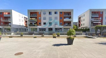 Belardimmo vous propose un local commercial au RDC en plein centre de Mondorf-les-Bains situé 4, Place des Villes Jumelées.

Il est actuellement utilisé comme salon de tatouage, mais il est possible de l'utiliser pour toutes professions.

Le local fait 45m² et se compose comme suit :
-hall d’entrée avec salle d’attente et petite pièce semi-ouverte de 9 m²

-une grande pièce principale

-une arrière cuisine avec WC

Le loyer est de 2200€/mois + 130€/mois de charges

 ---------- 
Belardimmo bitt gewerblech Lokalitéiten am Erdgeschoss am Zentrum vu Mondorf-les-Bains, um 4, Place des Villes Jumelées. Et gëtt aktuell als Tattoo-Studio benotzt, kann awer fir all Profession agesat ginn.

D'Lokalitéit huet eng Fläch vun 45 m² a besteet aus: - Entrée mat Warteraum an engem klenge hallef oppene Raum vun 9 m² - engem grousse Haaptraum - enger Hannerkueche mat WC D'Loyer beläuft sech op 2.200 € pro Mount + 130 € pro Mount Käschten.