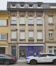 Emplacement de choix en plein coeur d'Esch-sur-Alzette, ce rez-de-chaussée commercial avec vitrine spacieuse attire tous les regards. Lumineux, authentique et modulable, il offre un cadre idéal pour développer votre activité.  

La maison date des années 1930, ce qui lui confère un charme d'époque avec ses plafonds impressionnants de 3,40 mètres de hauteur, apportant une atmosphère aérienne et élégante.  

Composé de trois pièces en enfilade, ce local bénéficie d'une hauteur sous plafond de 3,40 m, permettant de créer un espace de travail inspirant, adapté à diverses utilisations : bureaux, boutique, atelier ou showroom.  

Une cour ou terrasse privative à l'arrière ajoute un atout supplémentaire, offrant un coin extérieur convivial en centre-ville. Une cave vient compléter ce lieu pratique et fonctionnel.  

Le parquet en bois, conservé avec soin, confère chaleur et élégance à l'ensemble, renforçant le cachet authentique de la propriété.  

Ce local possède une ambiance unique, propice à l'innovation et à la créativité. Son potentiel de personnalisation lui permet de s'adapter à tous vos projets professionnels ou artistiques.  

Situé dans un emplacement stratégique, c'est une opportunité rare pour faire de cet espace votre futur lieu d'exception.  

N'attendez plus : un espace prêt à accueillir votre avenir professionnel.

Pour toutes questions ou demandes d'informations, n'hésitez pas à nous contacter, nous serons toujours à votre service.

Agence ELSA'HOME à votre écoute pour la concrétisation de vos projets en toute confiance.

---------------------------------------------------------

In a prime location in the heart of Esch-sur-Alzette, this ground floor commercial space with a spacious shop window is sure to turn heads. Bright, authentic and flexible, it offers the ideal setting to develop your business.  

The building dates back to the 1930s, giving it period charm with its impressive 3.40-metre-high ceilings, creating an airy and elegant atmosphere.  

Comprising three adjoining rooms, this space has a ceiling height of 3.40 metres, allowing you to create an inspiring workspace suitable for a variety of uses: offices, shop, workshop or showroom.  

A private courtyard or terrace at the rear adds an extra bonus, offering a welcoming outdoor area in the town centre. A cellar completes this practical and functional space.  

The carefully preserved wooden parquet flooring adds warmth and elegance to the whole, reinforcing the authentic character of the property.  

This space has a unique atmosphere, conducive to innovation and creativity. Its potential for customisation allows it to be adapted to all your professional or artistic projects.  

Located in a strategic location, this is a rare opportunity to make this space your future exceptional venue.

Translated with DeepL.com (free version)

Don't wait any longer: a space ready to welcome your professional future.

ELSA'HOME Agency is at your service to help you realize your projects with confidence.

ELSA'HOME Agency is at your service to help you realise your projects with complete confidence.