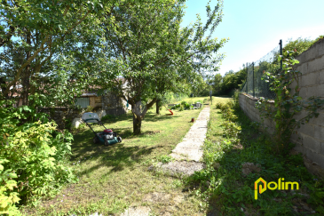 Exclusivité!  Deux maisons de village avec jardin.. Deux maisons entièrement rénovées de 109m2 et 65m2 indépendantes comprenant : hall d'entrée, 2 cuisines dont une équipée, 2 séjours, 4 chambres, 3 WC, 2 salles d'eau. Buanderie, cave voutée et jardin sur l'arrière. Chauffage central par pompe à chaleur. Rare !!!  A saisir...
 Les informations sur les risques auxquels ce bien est exposé sont disponibles sur le site Géorisques : www.georisques.gouv.fr