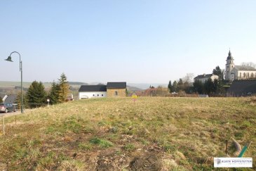 +++ A VNDRE +++<br><br>+++ SANS CONTRAT DE CONSTRUCTION +++<br><br>Dans un récent lotissement à Niederdonven, dénommé \'Auf der Dar\' nous vous proposons un terrain sans contrat de construction d`une superficie de 9 ares 33 centiares pour une construction d\'une villa libre des 4 côtés ou jumelée par le garage.<br><br>Merci de contacter notre Agence au 671 110 000 pour tout complément d\'information.<br />Ref agence :532345