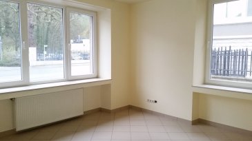 Situé côte d\'Eich au RDC à 2 pas de la Place d\'Argent, du Boulevard Royal et du Kirchberg, A LOUER PLATEAU DE BUREAUX RENOVES de 80 m² environ avec une salle de douche + WC + Kitchenette en commun.<br><br> Belle accessibilité et visibilité du fait de sa position côte d\'Eich.<br>Double accès : façade avant côté rue + façade arrière côté court<br><br>Ce Local se compose comme suit:<br>- 3 bureaux indépendants fermés de 15/16 m² environ chacun<br>- 1 openspace avec un coin accueil de 28 m² environ<br>- 1 Kitchenette<br>- une SDD avec WC<br>- GARAGE à louer en supplément!<br><br>Libre de 3 façades, la luminosité est garantie.<br><br> Le WIFI et le ménage des partie communes sont inclus.<br><br> +Loyer charges inclues forfaitaires : 2350 EUR<br>+ Avance sur charges : 250<br> + Caution : 7000 EUR<br> + Disponibilité: immédiate<br> + Frais d\'agence: 3200 EUR TTC<br><br> Idéal pour toute activité tertiaire de bureau, de commerce ou société de services.<br><br>Facilité de se garer dans le quartier (3 parking publics).<br><br>A VISITER SANS HESITER ! <br><br>A 5 minutes du :<br> - Centre-ville,<br> - Kirchberg,<br> - Boulevard Royal,<br>- Arrêts de Bus et accès autoroutiers A3, A1, A6.<br><br>A proximité à pied Place d\'Argent :<br>- Restaurant, épicerie, supermarchés,<br> - Stations essences,<br>- Médecin,et Clinique d\'Eich,<br>- Parc, Club de fitness...