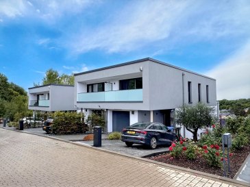 Maison contemporaine AA – Quartier Lenkeschléi, Dudelange

Exclusivité Immo Losch – Un bien d’exception avec prestations haut de gamme
Immo Losch a le plaisir de vous présenter cette maison unifamiliale libre de trois côtés, construite en 2023 et située dans le prestigieux quartier résidentiel Lenkeschléi à Dudelange.

Alliant design moderne, confort absolu et technologies de pointe, cette maison classée énergétique AA offre une surface habitable de ±195 m², implantée sur un terrain de 3,76 ares, avec des finitions supérieures et des aménagements uniques.

Composition de la maison
Rez-de-chaussée
- Garage spacieux (avec douche pour chiens intégrée et borne de recharge électrique)
- Hall d’entrée avec rangement intégré
- Buanderie et dressing
- Salle de douche avec WC et bidet
- Suite parentale avec dressing privé
1er étage
- 3 chambres à coucher supplémentaires dont une avec armoires sur mesure
- 2 salles de bains/douches modernes avec bidets intégrés
- WC séparé
- Loggias offrant une belle luminosité et un espace extérieur intimiste
Rez-de-jardin (-1)
- Pièce de vie impressionnante avec séjour cathédrale à double hauteur et grandes baies vitrées
- Cuisine sur-mesure (Studiobecker) agrandie d’1 mètre, avec pièce de stockage attenante
- Débarras et WC séparé
- Cave aménagée avec chauffage au sol et raccordements modulables pour machines
- Accès terrasse (20 m²) avec garde-corps en verre et jardin entièrement clôturé

Atouts et équipements haut de gamme
- Classe énergétique AA – pompe à chaleur, VMC double flux, panneaux photovoltaïques (2024)
- Pré-installation climatisation dans toutes les chambres et le séjour
- Sécurité optimale : système domotique complet, caméras intérieures/extérieures, alarmes avec détecteurs de mouvement, enregistrement 1 mois, double sonnette avec caméra (RDC + 1er étage)
- Aménagement extérieur : arrosage automatique, alimentation eau/électricité dans le jardin, sprinklers, filets de protection (Meckennetzer)
- Finitions haut de gamme : parquet massif Boehm, carrelages et sanitaires Maroldt
- Rangements sur mesure dans hall et chambres

Localisation idéale
Quartier calme et verdoyant, tout en restant à proximité immédiate de :
- Écoles, crèches et commerces
- Restaurants, pharmacies et supermarchés
- Accès autoroutiers rapides (A13/A3) vers Luxembourg-Ville, Esch et Bettembourg
- Gare de Dudelange pour une mobilité facilitée

En résumé
Cette maison unifamiliale de 195 m² habitables, répartie sur 3 niveaux, comprend 4 chambres, 3 salles de bains/douches et un WC à chaque étage.
Un bien rare sur le marché luxembourgeois, pensé dans les moindres détails pour offrir un confort de vie optimal, avec un équilibre parfait entre modernité, technologie et élégance.

Pour organiser une visite ou obtenir plus d’informations :
Téléphone : +352 26 53 26 11
Email : info@immolosch.lu

 ---------- 
Zeitgenössisches Haus AA - Quartier Lenkeschléi, Dudelange

Exklusiv bei Immo Losch - Eine außergewöhnliche Immobilie mit hochwertigen Leistungen.
Immo Losch freut sich, Ihnen dieses frei stehende Einfamilienhaus mit drei Seiten zu präsentieren. Es wurde 2023 gebaut und befindet sich im prestigeträchtigen Wohnviertel Lenkeschléi in Dudelange.

Dieses Haus, das modernes Design, absoluten Komfort und modernste Technologien vereint, ist als Energieeffizienzklasse AA eingestuft und bietet eine Wohnfläche von ±195 m², die auf einem 3,76 Ar großen Grundstück mit hochwertigen Oberflächen und einzigartigen Annehmlichkeiten errichtet wurde.

Aufbau des Hauses
Erdgeschoss
- Geräumige Garage (mit integrierter Hundedusche und elektrischer Ladestation).
- Eingangshalle mit integriertem Stauraum
- Hauswirtschaftsraum und Ankleidezimmer
- Duschraum mit WC und Bidet
- Mastersuite mit eigenem Ankleidezimmer
1. Stock
- 3 zusätzliche Schlafzimmer, eines davon mit maßgefertigten Schränken
- 2 moderne Badezimmer/Duschräume mit integrierten Bidets.
- Separates WC
- Loggien, die viel Licht und einen intimen Außenbereich bieten.
Gartengeschoss (-1)
- Beeindruckender Wohnbereich mit kathedralenartigem Wohnzimmer mit doppelter Höhe und großen Fenstern.
- Maßgeschneiderte Küche (Studiobecker), die um 1 Meter vergrößert wurde, mit angrenzendem Lagerraum.
- Abstellraum und separates WC
- Ausgebauter Keller mit Fußbodenheizung und modularen Maschinenanschlüssen.
- Zugang zur Terrasse (20 m²) mit Glasgeländer und komplett eingezäuntem Garten

Hochwertige Stärken und Ausstattung
- Energieeffizienzklasse AA - Wärmepumpe, doppelter Luftstrom, Photovoltaikpaneele (2024).
- Vorinstallation von Klimaanlagen in allen Schlafzimmern und im Wohnzimmer.
- Optimale Sicherheit: komplettes Domotiksystem, Innen-/Außenkameras, Alarmanlage mit Bewegungsmeldern, Aufzeichnung 1 Monat, doppelte Klingel mit Kamera (EG + 1. Stock).
- Außenanlagen: automatische Bewässerung, Wasser-/Stromversorgung im Garten, Sprinkleranlage, Schutznetze (Meckennetzer).
- Hochwertige Ausstattung: Massivparkett Böhm, Fliesen und Sanitäranlagen von Maroldt.
- Maßgeschneiderte Schränke in Flur und Schlafzimmern

Ideale Lage
Ruhige und grüne Gegend und dennoch in unmittelbarer Nähe von :
- Schulen, Kindergärten und Einkaufsmöglichkeiten
- Restaurants, Apotheken und Supermärkte
- Schnelle Autobahnanbindungen (A13/A3) nach Luxemburg-Stadt, Esch und Bettemburg.
- Bahnhof Dudelange für eine erleichterte Mobilität

In Kürze
Dieses Einfamilienhaus mit einer Wohnfläche von 195 m² verteilt sich auf 3 Etagen und verfügt über 4 Schlafzimmer, 3 Badezimmer/Duschen und ein WC auf jeder Etage.
Ein seltenes Objekt auf dem luxemburgischen Markt, das bis ins kleinste Detail durchdacht ist, um einen optimalen Lebenskomfort zu bieten, mit einem perfekten Gleichgewicht zwischen Modernität, Technologie und Eleganz.

Um einen Besichtigungstermin zu vereinbaren oder weitere Informationen zu erhalten :
Telefon: +352 26 53 26 11
E-Mail: info@immolosch.lu

 ---------- 
AA contemporary house - Quartier Lenkeschléi, Dudelange

Exclusivity Immo Losch - An exceptional property with top-of-the-range amenities
Immo Losch is pleased to present this free-standing three-sided single-family home, built in 2023 and located in the prestigious Lenkeschléi residential district in Dudelange.

Combining modern design, absolute comfort and state-of-the-art technology, this AA energy-rated home offers ±195 m² of living space, set on a 3.76 ares plot, with superior finishes and unique fittings.

House layout
First floor
- Spacious garage (with integrated dog shower and electric charging station)
- Entrance hall with built-in storage
- Utility room and dressing room
- Shower room with WC and bidet
- Master suite with private dressing room
1st floor
- 3 additional bedrooms, one with custom-made wardrobes
- 2 modern bathrooms/showers with integrated bidets
- Separate WC
- Bright loggias and intimate outdoor spaces
Garden level (-1)
- Impressive living room with double-height cathedral ceiling and large bay windows
- Custom kitchen (Studiobecker) extended by 1 meter, with adjoining storage room
- Storeroom and separate WC
- Converted cellar with underfloor heating and modular machine connections
- Terrace access (20 m²) with glass railings and fully fenced garden

High-quality features and equipment
- Energy class AA - heat pump, VMC double flux, photovoltaic panels (2024)
- Pre-installed air conditioning in all bedrooms and living room
- Optimal security: complete home automation system, indoor/outdoor cameras, alarms with motion detectors, 1-month recording, double doorbell with camera (ground floor + 1st floor)
- Exterior fittings: automatic watering, water/electricity supply in garden, sprinklers, protective netting (Meckennetzer)
- Top-of-the-range finishes: solid Boehm parquet, Maroldt tiles and sanitaryware
- Customized storage in hall and bedrooms

Ideal location
Quiet, leafy neighborhood within easy reach of :
- Schools, nurseries and shops
- Restaurants, pharmacies and supermarkets
- Fast motorway access (A13/A3) to Luxembourg-City, Esch and Bettembourg
- Dudelange train station for easy mobility

In a nutshell
This single-family home with 195 m² of living space over 3 levels comprises 4 bedrooms, 3 bathrooms/showers and a toilet on each floor.
A rare property on the Luxembourg market, designed down to the smallest detail to offer optimal living comfort, with a perfect balance between modernity, technology and elegance.

To arrange a viewing or obtain further information:
Phone: +352 26 53 26 11
Email: info@immolosch.lu