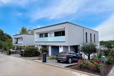 Maison contemporaine AA – Quartier Lenkeschléi, Dudelange

Exclusivité Immo Losch – Un bien d’exception avec prestations haut de gamme
Immo Losch a le plaisir de vous présenter cette maison unifamiliale libre de trois côtés, construite en 2023 et située dans le prestigieux quartier résidentiel Lenkeschléi à Dudelange.

Alliant design moderne, confort absolu et technologies de pointe, cette maison classée énergétique AA offre une surface habitable de ±202 m², implantée sur un terrain de 3,76 ares, avec des finitions supérieures et des aménagements uniques.

Composition de la maison
Rez-de-chaussée
- Garage spacieux (avec douche pour chiens intégrée et borne de recharge électrique)
- Hall d’entrée avec rangement intégré
- Salle de bain avec baignoire et douche
- Suite parentale 

1er étage
- 3 chambres à coucher 
- salle de douche
- Loggias offrant une belle luminosité et un espace extérieur intimiste

Rez-de-jardin (-1)
- Pièce de vie impressionnante avec séjour cathédrale à double hauteur et grandes baies vitrées
- Cuisine sur-mesure agrandie d’1 mètre, avec pièce de stockage attenante
- Débarras et WC séparé
- Cave aménagée avec chauffage au sol et raccordements modulables pour machines
- Accès terrasse (20 m²) avec garde-corps en verre et jardin entièrement clôturé

Atouts et équipements haut de gamme
- Classe énergétique AA – pompe à chaleur, VMC double flux, panneaux photovoltaïques (2023)
- Pré-installation climatisation dans toutes les chambres et le séjour
- Sécurité optimale : système domotique complet, caméras intérieures/extérieures, alarmes avec détecteurs de mouvement, enregistrement 1 mois, double sonnette avec caméra (RDC + 1er étage)
- Aménagement extérieur : arrosage automatique, alimentation eau/électricité dans le jardin, filets de protection (Meckennetzer)
- Rangements sur mesure dans hall et chambres

Localisation idéale
Quartier calme et verdoyant, tout en restant à proximité immédiate de :
- Écoles, crèches et commerces
- Restaurants, pharmacies et supermarchés
- Accès autoroutiers rapides (A13/A3) vers Luxembourg-Ville, Esch et Bettembourg
- Gare de Dudelange pour une mobilité facilitée

En résumé
Cette maison unifamiliale de 202 m² habitables, répartie sur 3 niveaux, comprend 4 chambres, 2 salles de bains/douches et un WC à chaque étage.
Un bien rare sur le marché luxembourgeois, pensé dans les moindres détails pour offrir un confort de vie optimal, avec un équilibre parfait entre modernité, technologie et élégance.


Pour organiser une visite ou obtenir plus d’informations :
Téléphone : +352 26 53 26 11
Email : info@immolosch.lu

 ---------- 
Zeitgenössisches Haus AA - Quartier Lenkeschléi, Dudelange

Exklusiv bei Immo Losch - Eine außergewöhnliche Immobilie mit hochwertigen Leistungen.
Immo Losch freut sich, Ihnen dieses frei stehende Einfamilienhaus mit drei Seiten zu präsentieren. Es wurde 2023 gebaut und befindet sich im prestigeträchtigen Wohnviertel Lenkeschléi in Dudelange.

Dieses Haus, das modernes Design, absoluten Komfort und modernste Technologien vereint, ist als Energieeffizienzklasse AA eingestuft und bietet eine Wohnfläche von ±202 m² auf einem 3,76 Ar großen Grundstück mit hochwertigen Oberflächen und einzigartigen Ausstattungen.

Aufbau des Hauses
Erdgeschoss
- Geräumige Garage (mit integrierter Hundedusche und elektrischer Ladestation).
- Eingangshalle mit eingebautem Stauraum
- Badezimmer mit Badewanne und Dusche
- Elterliche Suite

1. Stock
- 3 Schlafzimmer
- Duschraum
- Loggien, die viel Licht und einen intimen Außenbereich bieten

Gartengeschoss (-1)
- Beeindruckender Wohnbereich mit kathedralenförmigem Wohnzimmer mit doppelter Höhe und großen Fenstern.
- Maßgeschneiderte Küche, die um einen Meter vergrößert wurde, mit angrenzendem Lagerraum.
- Abstellraum und separates WC
- Ausgebauter Keller mit Fußbodenheizung und modularen Maschinenanschlüssen.
- Zugang zur Terrasse (20 m²) mit Glasgeländer und komplett eingezäuntem Garten

Hochwertige Stärken und Ausstattung
- Energieeffizienzklasse AA - Wärmepumpe, doppelter Luftstrom, Photovoltaikpaneele (2023).
- Vorinstallation von Klimaanlagen in allen Schlafzimmern und im Wohnzimmer
- Optimale Sicherheit: komplettes Domotiksystem, Innen-/Außenkameras, Alarmanlage mit Bewegungsmeldern, Aufzeichnung 1 Monat, doppelte Klingel mit Kamera (EG + 1. Stock).
- Außenanlagen: automatische Bewässerung, Wasser-/Stromversorgung im Garten, Schutznetze (Meckennetzer).
- Maßgeschneiderte Aufbewahrung in Flur und Schlafzimmern

Ideale Lage
Ruhige, grüne Gegend und dennoch in unmittelbarer Nähe von :
- Schulen, Kindergärten und Einkaufsmöglichkeiten
- Restaurants, Apotheken und Supermärkte
- Schnelle Autobahnanbindungen (A13/A3) nach Luxemburg-Stadt, Esch und Bettemburg.
- Bahnhof Dudelange für eine erleichterte Mobilität

In Kürze
Dieses Einfamilienhaus mit einer Wohnfläche von 202 m² verteilt sich auf 3 Etagen und verfügt über 4 Schlafzimmer, 2 Badezimmer/Duschen und ein WC auf jeder Etage.
Ein seltenes Objekt auf dem luxemburgischen Markt, das bis ins kleinste Detail durchdacht ist, um einen optimalen Lebenskomfort zu bieten, mit einem perfekten Gleichgewicht zwischen Modernität, Technologie und Eleganz.


Um einen Besichtigungstermin zu vereinbaren oder weitere Informationen zu erhalten :
Telefon: +352 26 53 26 11
E-Mail: info@immolosch.lu

 ---------- 
AA contemporary house - Quartier Lenkeschléi, Dudelange

Exclusivity Immo Losch - An exceptional property with top-of-the-range amenities
Immo Losch is pleased to present this free-standing three-sided single-family home, built in 2023 and located in the prestigious Lenkeschléi residential district in Dudelange.

Combining modern design, absolute comfort and state-of-the-art technology, this AA energy-rated home offers ±202 m² of living space, set on a 3.76 ares plot, with superior finishes and unique fittings.

House layout
First floor
- Spacious garage (with integrated dog shower and electric charging station)
- Entrance hall with built-in storage
- Bathroom with bathtub and shower
- Master suite

1st floor
- 3 bedrooms
- shower room
- Bright loggias and intimate outdoor spaces

Garden level (-1)
- Impressive living room with double-height cathedral ceiling and large bay windows
- Custom-built kitchen extended by 1 meter, with adjoining storage room
- Storeroom and separate WC
- Converted cellar with underfloor heating and modular machine connections
- Terrace access (20 m²) with glass railings and fully enclosed garden

High-quality features and equipment
- Energy class AA - heat pump, VMC double flux, photovoltaic panels (2023)
- Pre-installed air conditioning in all bedrooms and living room
- Optimal security: complete home automation system, indoor/outdoor cameras, alarms with motion detectors, 1-month recording, double doorbell with camera (ground floor + 1st floor)
- Exterior landscaping: automatic watering, water/electricity supply in garden, protective netting (Meckennetzer)
- Customized storage in hall and bedrooms

Ideal location
Quiet, leafy neighborhood within easy reach of :
- Schools, nurseries and shops
- Restaurants, pharmacies and supermarkets
- Fast motorway access (A13/A3) to Luxembourg-City, Esch and Bettembourg
- Dudelange train station for easy mobility

In a nutshell
This single-family home offers 202 m² of living space over 3 levels, with 4 bedrooms, 2 bathrooms/showers and a toilet on each floor.
A rare property on the Luxembourg market, designed down to the smallest detail to offer optimal living comfort, with a perfect balance between modernity, technology and elegance.


To arrange a viewing or obtain further information:
Phone: +352 26 53 26 11
Email: info@immolosch.lu