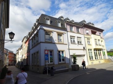 Ein Apartment in exponierter Lage, unweit der Sonnenpromenade Remichs, mit sagenhaftem 180 Grad Blick über Mosel und die umliegenden romantischen Weinberge. Man betritt das Apartment über einen grossen Flur von dem aus alle Räumlichkeiten abgehen. Das grosszügige und helle Wohnzimmer verfügt über einen sonnigen Südwestbalkon und diverse Fenster mit Blick auf die Promenade. Eine separate grosse Einbauküche gehört selbstverständlich zur Ausstattung. Am Ende des Flurs finden wir 3 Schlafzimmer , 1 Duschbad, 1 separate Toilette , sowie ein weiteres Badezimmer mit Badewanne und WC. 
Zur Wohnung gehört ein grosser Hauswirtschaftsraum, der als Waschküche und Abstellraum dient.
Die Residenz befindet sich in einem gepflegten Zustand. 
Die Residenz liegt mitten in Remich, unweit von allen Einkaufsmöglichkeiten und vielen Restaurants. Es gibt hervorragende Busverbindungen zur Stadt Luxembourg und den Nachbargemeinden. Die Stadt Luxembourg lässt sich durch viele Möglichkeiten mit dem Auto bequem ereichen. Remich gehört zu den aktivsten Städtchen an der Luxemburgischen Mosel und bietet viel Natur, Kultur und Sportmöglichkeiten.
La résidence se situe au centre de Remich non loin des magasins et d’une panoplie de restaurants. A côté d’un transport public par bus performant, la capitale et les communes voisines peuvent être facilement atteintes en voiture par diverses routes. Remich fat partie des villes les plus actives de la Moselle luxembourgeoise et offre beaucoup de nature, culture et possibilités sportives.