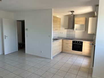 Appartement type F2 de 46m² avec balcon refait entièrement à neuf comprenant une entrée avec placard, cuisine équipée ouverte sur salon séjour avec accès balcon, une chambre et un wc séparé .
Cave et garage privatifs.
Chauffage gaz .