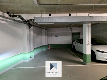 Idéalement situé au cœur de Luxembourg, ce garage sécurisé représente une opportunité rare pour sécuriser votre véhicule dans un secteur prisé. Cet emplacement de parking de 13 m² est situé au troisième sous-sol d'une résidence de standing, accessible facilement par ascenseur.

L'espace de stationnement offre un confort d'utilisation optimal grâce à une porte de garage motorisée et une ventilation double flux garantissant une atmosphère saine. La sécurité est assurée par un système d'interphone, un parlophone et un grillage de protection, permettant de stationner votre voiture en toute sérénité au quotidien.

Ce bien constitue un investissement stratégique dans une zone où le stationnement est un défi constant. Son emplacement central, combiné à ses prestations de sécurité, en fait un atout indispensable pour les résidents ou les professionnels travaillant à proximité immédiate. Référence du bien : 6388.  
Contact:

Maurits van Rijckevorsel  
+352 621 198 891  
maurits@vanmaurits.lu