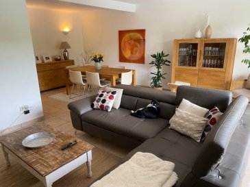 Bel appartement avec vue imprenable sur la Moselle.
Grand living avec salle à manger avec sortie sur terrasse afin de contempler la Moselle, cuisine équipée séparée, 2 chambres à coucher, salle de bains avec douche et baignoire, grande cave et un garage box fermé. 
Absolument à voir !