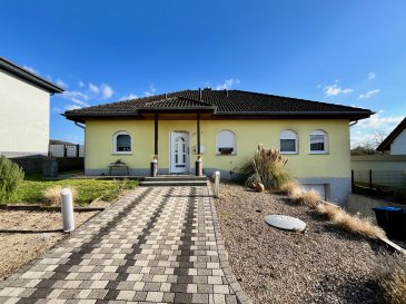 Aucune commission pour l'acheteur ! Bungalow très calme situé à Palzem-Helfant avec une belle vue et une exposition sud ensoleillée, non loin de la Moselle et de la frontière luxembourgeoise.

La maison est située dans une petite rue avec d'autres maisons individuelles de standing. En tant que bungalow, toutes les pièces sont sur un seul étage. Il y a un grand salon/salle à manger avec accès à la terrasse ensoleillée au sud et au jardin très bien aménagé, une grande cuisine moderne, 2 chambres, une salle de bain, un WC invités et un espace de rangement pratique. Un escalier escamotable donne accès au grenier, qui peut être utilisé pour le rangement. Dans la zone du sous-sol, il y a un double garage et une autre grande pièce de sous-sol avec la buanderie. Devant la maison, jusqu'à 3 véhicules supplémentaires peuvent encore être garés. La parcelle arrière est aménagée en jardin avec un abri de jardin dans la première partie et en pente dans la deuxième partie. L'ensemble de la maison et du jardin est en très bon état. Le chauffage au gaz fonctionne avec du gaz liquéfié et le réservoir est enterré devant la maison.

Helfant fait partie de la commune de Palzem et se trouve à quelques kilomètres de Remich/Luxembourg. La maison est située dans une rue très calme, en pleine nature. Toutes les commodités et les liaisons de transport se trouvent à Nennig/Remich.