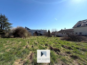 Ce terrain de 5 ares 48 centiares est situé rue Dicks à Sandweiler. 

Il se présente comme suit :

Largeur façade rue : ± 15 m  
Profondeur du terrain : ± 35 m  

Orientée Est, le terrain est situé rue Dicks à Sandweiler. Ce terrain se trouve en zone Habitation 1, il est possible de construire une maison de type unifamiliale.  

Sandweiler est un village qui se trouve à proximité de Luxembourg-Ville, à l'est de la capitale, niché dans une zone plutôt verdoyante, entourée de forêts et de nature. Le village fait partie de la commune portant le même nom.  

Le village est bien desservi par les réseaux routiers, avec des connexions rapides vers les grands axes routiers. Le réseau de bus assure également une liaison avec les communes voisines et la ville.  

Comme beaucoup de petites localités du Luxembourg, Sandweiler est principalement résidentiel. Cependant, la commune propose des services publics, des écoles, et des centres de loisirs pour les habitants.  

Pour plus d'informations, veuillez contacter s.v.p. Alexandre Apolinario au numéro de téléphone +352 691 282 214 ou par e-mail alexandre@vanmaurits.lu