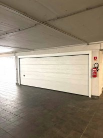 Garage double fermée au centre de Mondorf-les-Bains

La garage double est situé dans une résidence près du centre de Mondorf-les-Bains. Il dispose d'une connexion électrique et de son propre éclairage. La porte est électrique. Les garages se trouvent directement à l'entrée du garage souterrain, ce qui les rend faciles d'accès. Les dimensions à l'intérieur des garages sont : largeur 5.20m, profondeur 5.00m, hauteur 2.30m. La porte : largeur 4.80m, hauteur 1.87m. Les garages sont vendus sans locataires, mais peuvent être pris en charge avec des locataires (loyer 400,00 par mois). Les garages ne sont vendus qu'ensemble, pas séparément.