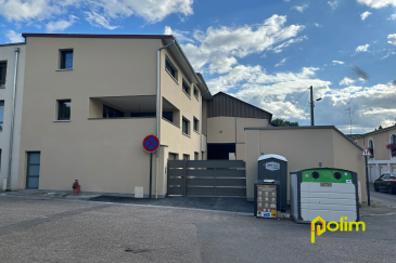 Places de parking pour moto au centre-ville .  Places de parking couvertes pour moto à louer au centre-ville de PONT A MOUSSON dans un bâtiment entièrement rénové et sécurisé 
 Portail automatique et caméra !!!
 A saisir rapidement 
 Les informations sur les risques auxquels ce ien est exposé sont disponibles sur le site Géorisques : www.georisques.gouv.fr