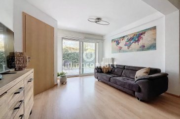 L’agence Immo-Contact vous propose à la vente ce bel appartement d’environ 64 m² de surface habitable, situé en rez-de-jardin d’une copropriété construite en 2005.

Grâce à son orientation, le bien bénéficie d’une très belle luminosité naturelle tout au long de la journée et offre un cadre de vie agréable avec un accès direct à un espace extérieur privatif.

L’appartement se compose comme suit :

- Hall d’entrée avec toilettes séparées
- Salon / salle à manger avec accès direct à la terrasse et au jardin privatif orienté plein Ouest
- Cuisine individuelle entièrement équipée
- Une chambre à coucher
- Salle de bain avec baignoire, toilettes, fenêtre et espace buanderie

Une cave privative, un garage box ainsi qu’un emplacement extérieur privé complètent ce bien.

La résidence bénéficie d’une situation particulièrement pratique : les arrêts de bus sont à proximité immédiate et plusieurs commerces et services se situent également à quelques minutes. Un emplacement idéal pour faciliter le quotidien.

Cet appartement constitue une excellente opportunité, que ce soit pour une première acquisition ou pour un investissement. Un bien lumineux, fonctionnel et idéalement situé, qui allie confort et praticité.

Pour plus de renseignements ou pour organiser une visite, contactez-nous au +352 621 75 86 43 ou par email à anastasia.feron@immocontact.lu.

Les visites sont possibles en semaine ainsi que le samedi.

 ---------- 
Immo-Contact is offering this beautiful apartment for sale, with approximately 64 m² of living space, located on the ground floor of a condominium built in 2005.

Thanks to its orientation, the property enjoys beautiful natural light throughout the day and offers a pleasant living environment with direct access to a private outdoor area.

The apartment is laid out as follows:

- Entrance hall with separate toilet
- Living/dining room with direct access to the terrace and private west-facing garden
- Fully equipped kitchen
- One bedroom
- Bathroom with bathtub, toilet, window, and laundry area

A private cellar, a garage box, and a private outdoor parking space complete this property.

The residence enjoys a particularly convenient location: bus stops are in the immediate vicinity, and several shops and services are also just a few minutes away. An ideal location for everyday convenience.

This apartment is an excellent opportunity, whether for a first purchase or as an investment. A bright, functional and ideally located property that combines comfort and practicality.

For more information or to arrange a viewing, please contact us on +352 621 75 86 43 or by email at anastasia.feron@immocontact.lu.

Viewings are possible on weekdays and Saturdays.