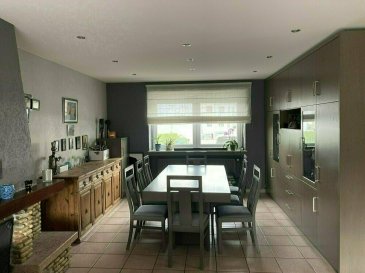 Immo Nordstrooss vous propose en vente une charmante maison libre des trois cotes située à proximité de commodités & nature sis sur une parcelle de +/- 2.73 ares. 

Située dans un quartier calme et recherché, cette maison spacieuse et lumineuse est idéale pour une famille en quête de confort et de praticité. Construite en 1978, la maison offre une surface habitable de +/- 139.5m2. 

- Hall d'entrée accueillant 
- Séjour spacieux et lumineux, idéal pour vos moments de détente 
- Cuisine séparée, entièrement équipée 
- Quatre chambres à coucher 
- Salle de bain 
- Cave 
- Garage pour deux voitures et deux emplacements extérieur devant le garage 

À seulement quelques minutes à pied ou en vélo profitez d'un accès direct à l' Écoles (maternelle, primaire, secondaire), Structures d'accueil pour enfants, Supermarché et commerces de proximité, Équipements sportifs (salle de sport, terrains, etc.), Centre médical et services de santé, Parc naturel pour vos balades, sport ou détente, Accès rapide à l'autoroute, idéal pour vos déplacements. 

Pour tout renseignement complémentaire ou information veuillez nous contacter par email info@immonordstrooss.lu ou par Tél: 691 850 805. 

Proposition de crédit/financement à taux compétitif auprès des banques Luxembourgeoise incluse dans nos services gratuits.