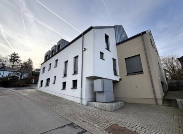 Situé au 2ème étage de la nouvelle résidence, bel appartement (n°5) neuf et disponible immédiatement pour 1ère occupation, disposant d'une surface de +/- 89 m², comprenant :

- Hall d'accueil.
- Salon et salle à manger.
- Cuisine ouverte sur salle à manger.
- 3 chambres à coucher.
- Salle de douche avec WC et une fenêtre.
- WC séparé.
- Débarras dans l'appartement.
- Cave privative et buanderie commune.
- Garage fermé pour une voiture et un emplacement de parking extérieur privatif.

Belles prestations : chauffage par pompe à chaleur et chauffage au sol, fenêtres triple vitrage et volets électriques, VMC double flux ...

Neuf est disponible immédiatement.
Classe énergétique AA.