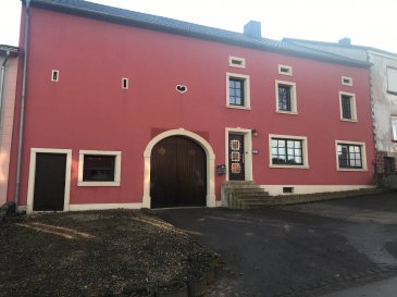 
Luxcess21 vous propose une ancienne ferme rénovée dans une rue calme sans issu, la ferme a été rénovée en 2006 avec beaucoup de charme et du gout .
La maison : Hall d’entrée, cuisine complétement équipée et séparée beau living donnant sur le jardin, salle à manger séparée, grande salle de bain.
Une belle cave voûtée est accessible par la grange. 
1èr étage : hall de nuit, deux chambres à coucher donnant sur l’arrière et une grande chambre avec dressing privé, belle salle de bain.
2ème étage : grand grenier aménageable.
La Grange : par un grand portail elle dispose de +/-97m2 (+/- 6 voitures) au sol et serait aménageable sur 3 étages. En outre elle dispose de caves, chaufferie (Chaudière mazout Buderus de 2016) et système anticalcaire.
Au 1ér étage il existe déjà une dalle en béton.
Par la grange ou le jardin vous avez un accès à une superbe pièce ( +/-55m2) avec une cheminée ainsi que d’un barbecue /four à Pizza intégré le tout dans une atmosphere mediterranean donnant sur une belle terrasse couverte avec barbecue extérieur et donnant sur le jardin et les champs.
Devant la maison se trouve assez de  place pour 5 voitures.
La maison et dans un très bon état très soignée et propre
