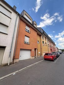 Nous vous proposons ce bel appartement 1 chambre à vendre, situé dans le quartier paisible et recherché de Fousbann, à Differdange.

L’appartement se compose d’un hall d’entrée avec placards, d’un séjour lumineux donnant accès au balcon, d’une cuisine équipée, d’une chambre spacieuse et d’une salle de douche.

Une cave privative, une buanderie commune et une place de parking complètent le bien.

ðŸ›?ï¸? 1 chambre à coucher
ðŸ“? Surface habitable : 64 m²
ðŸŒ¿ Balcon privatif orienté sud 
ðŸš— Place de parking privative incluse
ðŸ?¢ Petite résidence bien entretenue sans ascenseur 
ðŸ“? Situation calme à proximité des commerces, transports, écoles et axes autoroutiers

Pour plus d'informations ou pour organiser une visite, n'hésitez pas à nous contacter.

REAL G IMMO vous accompagne dans toutes vos démarches administratifs et financières. Nous réalisons également une ESTIMATION GRATUITE de votre bien.

Les prix s'entendent frais d'agence de 3 % + TVA inclus.

 ---------- 
Wir bieten Ihnen diese schöne 1-Zimmer-Wohnung zum Verkauf an. Sie befindet sich in der ruhigen und begehrten Gegend von Fousbann in Differdange.

Die Wohnung besteht aus einer Eingangshalle mit Einbauschränken, einem hellen Wohnzimmer mit Zugang zum Balkon, einer Einbauküche, einem geräumigen Schlafzimmer und einem Duschbad.

Ein privater Keller, eine gemeinsame Waschküche und ein Parkplatz vervollständigen die Immobilie.

ðŸ›?ï¸? 1 Schlafzimmer
ðŸ“? Wohnfläche: 64 m².
ðŸŒ¿ Eigener Balkon mit Südausrichtung
ðŸš— Privater Parkplatz inkl.
ðŸ?¢ Gepflegte kleine Wohnanlage ohne Aufzug
ðŸ“? Ruhige Lage in der Nähe von Geschäften, Verkehrsmitteln, Schulen und Autobahnachsen.

Für weitere Informationen oder um einen Besichtigungstermin zu vereinbaren, zögern Sie bitte nicht, uns zu kontaktieren.

REAL G IMMO begleitet Sie bei allen administrativen und finanziellen Schritten. Wir führen auch eine KOSTENLOSE SCHÄTZUNG Ihrer Immobilie durch.

Die Preise verstehen sich inklusive 3 % Agenturgebühr und Mehrwertsteuer.

 ---------- 
We offer this beautiful 1-bedroom apartment for sale, located in the peaceful and sought-after Fousbann district of Differdange.

The apartment comprises an entrance hall with cupboards, a bright living room with access to the balcony, a fitted kitchen, a spacious bedroom and a shower room.

A private cellar, a shared laundry room and a parking space complete the property.

ðŸ›?ï¸? 1 bedroom
ðŸ“? Living area: 64 m²
ðŸŒ¿ Private south-facing balcony
ðŸš— Private parking space included
ðŸ?¢ Small, well-maintained residence without elevator
ðŸ“? Quiet location close to shops, transport, schools and motorways

For more information or to arrange a viewing, please do not hesitate to contact us.

REAL G IMMO will assist you with all your administrative and financial procedures. We can also carry out a FREE ESTIMATE of your property.

Prices include 3% agency fees + VAT.