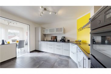 Bel appartement à louer à Pétange<br>RE/MAX spécialiste de l\'immobilier au Luxembourg vous propose à la location en exclusivité cet bel appartement de 94m2 à Pétange dans un quartier calme.

Cet appartement complétement rénové, vous propose les prestations suivantes:

Un hall d\'entée donnant accès aux différentes pièces.

Une cuisine équipée ouverte sur un coin repas très lumineux avec des grandes fenêtres avec une superbe vue dégagée et un grand living avec salle à manger.

Vous y trouverez deux belles chambres, une salle de bain, un WC séparé ainsi qu\'une pièce pour provisions/rangements.

Une cave, une buanderie commune et un garage avec accès direct au bâtiment résidentiel viennent compléter ce bien.

Disponible à partir du 1er mai 2021.

Contrat de travail CDI exigé!!
3 personnes maximum (couple avec un enfant)

Loyer : 1600 euros
Garantie : 3200 euros
Frais Agence + TVA payable par le locataire<br>