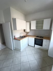 Appartement  29m². Appartement T1 de 29m² 
Il comprenant une cuisine aménagée et équipée (four, plaque de cuisson, réfrigérateur), une entrée, une pièce utilisée comme chambre, une salle de bain avec cabine de douche, WC et lavabo.
Cet appartement est situé au premier étage et à proximité du centre ville et de la gare. 
Il dispose également d'une cave.
Nord Sud Immobilier à Sarreguemines, Rohrbach les Bitche, Diemeringen et Bitche au 0372640102