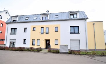 Situé à Frisange, (village contigu à la frontière française et proche de Mondorf-les-Bains), dans un quartier résidentiel calme et verdoyant, cet appartement moderne occupe le rez-de-chaussée d'une copropriété soignée avec ascenseur datant de 2013. D'une surface habitable nette de ± 82 m², il se compose comme suit:

La porte d'entrée s'ouvre sur un hall ± 8 m² avec wc séparé ± 2 m² qui donne accès à un palier nuit menant vers la première salle de douche ±5m² (avec douche italienne, lavabo, sèche-serviettes) ainsi qu'aux deux premières chambres de ± 15 et 11 m². A l'opposé de ce palier se trouve une seconde chambre ± 11 m² ainsi qu'un lumineux séjour ± 25 m² avec cuisine ouverte aménagée et équipée.

Profitant d'une luminosité et d'une vue imprenable sur les extérieurs, le rez-de-jardin s'ouvre via une porte coulissante donnant sur la terrasse de ± 8 m² et sur le jardin de ± 75 m² orientés.

Au sous-sol, ce lot dispose également d'une cave privative ± 5 m², d'un garage intérieur ± 15 m² ainsi que d'une buanderie commune avec emplacement individuel.

Détails complémentaires:
Appartement en excellent état et aux finitions de qualité;
Cuisine aménagée Galerie Moderne et équipée Siemens ;
Châssis pvc double vitrage; volets électriques;
Chaudière au gaz;
Situation recherchée, quartier résidentiel calme et agréable; tout en étant proche de toutes
Commodités: commerces, restaurants, axes autoroutiers, transports en commun (arrêt de bus à 100 m, gare de Bettembourg à 2 km);
Accès aisé vers Luxembourg-ville : autoroute / bus / train à Bettembourg;
Belles promenades dans les alentours (forêt).

Agent responsable : Florian Apolinario 
Mobile: +352 691 110 397 
E-mail: florian@vanmaurits.lu