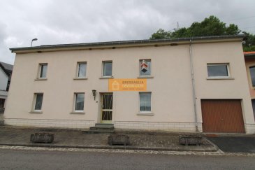 Belle maison libre de 3 côtés située sur un terrain de 17a73 dans une rue calme du village de Prettingen, Commune de Lintgen. <br><br>La maison dispose de : <br><br>Rez-de-chaussée : Hall d\'entrée, salle à manger, cuisine équipée, living, autre pièce avec accès à la cour intérieur ainsi qu\'au jardin. On dispose également d\'un premier garage fermé.<br><br>Etage 1 :  3 chambres à coucher, 1 bureau (chambre) et salle de bain + WC.<br><br>De la cour intérieure on dispose d\'un accès à la partie arrière de la maison qui comprend atelier, bureau ( avec vue sur les champs) et accès au grenier. <br><br>Un deuxième garage fermé se trouve derrière la maison.<br><br>Travaux de rénovation à prévoir.<br><br>Prettingen est un petit village calme de la Commune de Lintgen avec un accès facile vers Luxembourg -Ville par la nouvelle autoroute.<br>