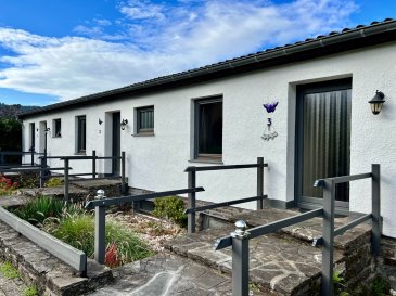 Diese Wohnung bietet Ihnen einen atemberaubenden Blick auf das Ourtal und lässt keine Wünsche offen.
Wohnfläche von ca. 50qm

Die helle und großzügige Raumaufteilung schafft ein offenes und einladendes Ambiente.

Das Highlight dieser Wohnung ist das lichtdurchflutete Wohnzimmer, das nahtlos in den Essbereich und die Küche (inkl. Einbauküche) übergeht. Von dort aus haben Sie einen direkten Zugang zu dem Balkon oder Terrasse, hier können Sie nach einem langen Tag gemütliche Stunden im Freien und den tollen Ausblick genießen können.

Desweitern verfügt die Wohnung über ein Badezimmer mit Dusch/WC.

Ein weiteres Highlight ist das große Grundstück und ein Gemeinschaftsraum, der vom gesamten Haus genutzt werden kann.

1 Schlafzimmer
1 Wohnküche (neu)
Dusche/ WC
Elektro Heizung
HAUSTIERE nur mit abspräche des Vermieters!