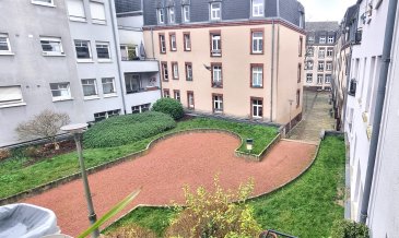 Situé en plein centre d'Esch-sur-Alzette, cet appartement d'environ 52 m² se trouve au 2? étage d'une résidence construite en 1992, comprenant 8 lots.

Le bien se compose comme suit :
	?	Hall d'entrée
	?	Séjour lumineux
	?	Cuisine séparée
	?	1 chambre à coucher
	?	Salle de bain
	?	Balcon
	?	Cave privative

L'appartement bénéficie d'une situation centrale recherchée, à proximité immédiate de toutes commodités : commerces, écoles, crèches, transports en commun, gare, axes principaux et services urbains.

Passeport énergétique : classe E

Absence de parking mais compensée par une excellente accessibilité en transports publics et une localisation permettant une vie quotidienne sans voiture.

Bien adapté pour :
	?	Résidence principale
	?	Premier achat
	?	Investissement locatif

Disponibilité à convenir.

N'hésitez pas à nous contacter pour plus d'informations au 691303091 ou par mail sur info@sooo-service.lu

Frais d'agence à charge du vendeur.