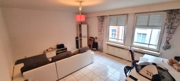 Situé en plein centre d'Esch-sur-Alzette, cet appartement d'environ 52 m² se trouve au 2? étage d'une résidence construite en 1992, comprenant 8 lots.

Le bien se compose comme suit :
	?	Hall d'entrée
	?	Séjour lumineux
	?	Cuisine séparée
	?	1 chambre à coucher
	?	Salle de bain
	?	Balcon
	?	Cave privative

L'appartement bénéficie d'une situation centrale recherchée, à proximité immédiate de toutes commodités : commerces, écoles, crèches, transports en commun, gare, axes principaux et services urbains.

Passeport énergétique : classe E

Absence de parking mais compensée par une excellente accessibilité en transports publics et une localisation permettant une vie quotidienne sans voiture.

Bien adapté pour :
	?	Résidence principale
	?	Premier achat
	?	Investissement locatif

Disponibilité à convenir.

N'hésitez pas à nous contacter pour plus d'informations au 691303091 ou par mail sur info@sooo-service.lu

Frais d'agence à charge du vendeur.