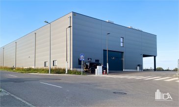 Entrepôt 5 / Stock 02 au RDC
Agence Immobilière de l'Attert vous propose en location ce hall industriel, pour usage de stockage ou de production, proposant différentes surfaces idéalement situé à Flatzbour dans la commune de Rambrouch à proximité direct de la frontière Belge.

Répartis sur 2 niveaux, l'entrepôt neuf (Lot 5) se situe dans une nouvelle zone d'activité.

Au rez-de-chaussée, Stock n°02

-	Superficie de +/-755m2

Loyer : 8.909€ (11,80€/m2)
Charges : à définir
Garantie locative de 2 mois
Commission d'agence : 1 mois de loyer + TVA
Disponible de suite

Généralité :
-	Sanitaires communs ;
-	Dalle industrielle ;
-	Hauteur de plafond entre 4,85 et 5,20m ;
-	Accès direct avec les aires de man?uvres extérieures ;
-	Une rampe d'accès à l'arrière du bâtiment facilitant l'accès aux véhicules jusqu'à 7 tonnes ;
-	Bonne isolation, 20 cm d'épaisseur au plafond et 15 cm épaisseur sur les murs ;
-	Porte sectionnelle +/-3,5m de haut X 5m de large ;
-	Emplacements de parkings disponibles selon l'activité ;
-	Possibilité d'adapter et moduler les différentes surfaces selon vos besoins ;
-	Non chauffé ;
-	Construction neuve de 2022 
-	Situation idéale à la frontière Belge avec accès autoroutiers faciles

L'entrepôt Lot 5 est également proposé à la vente (prix sur demande).

Ce bâtiment propose un bel espace de stockage disposant des infrastructures modernes et qualitatives pour vos besoins industriels.

Pour plus d'informations, ou pour une visite, contactez-nous au +352 23 62 90 20 ou sur immo@immoaida.lu
Consultez nos biens sur www.immoaida.lu