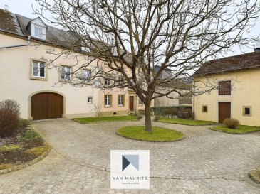 Cette propriété se trouve à Manternach, une ancienne ferme datant de 1829 qui a été rénovée en maison avec deux appartements indépendants construits en 2010, ainsi que des granges et dépendances rénovées entre 1985 et 1991. Elle dispose d'une surface totale de ± 814 m², dont ± 379 m² habitables pour l'ensemble des logements. Édifiée sur un terrain de 13,36 ares, elle est en très bon état et se compose comme suit :

Au rez-de-chaussée, un palier de ± 11 m² (voutée) dessert un séjour de ± 37 m², un petit salon de ± 11 m², une cuisine de ± 21 m² (équipée et avec poêle à bois), un bureau de ± 12 m², un wc séparé, un garage de ± 22 m², un local technique de ± 4 m², une buanderie de ± 10 m² et un débarras de ± 6 m².

Le premier étage se compose d'un couloir de ± 15 m², de trois chambres de ± 14, 15 et 23 m² dont une avec un dressing de ± 7 m² ainsi qu'une salle de bain de ± 13 m² (avec double lavabo, baignoire, douche à l'italienne et wc).

La maison comprend également un grenier non-aménagé de ± 33 m².

Au sous-sol, deux caves voutées de ± 33 m² (non aménagées) et ± 36 m² (aménagée) viennent compléter le bien.

Dépendances :

Cette maison comprend également deux appartements de ± 76 m² (2 chambres) et ± 98 m² (1 chambre + bureau) avec entrée commune à l'arrière du bâtiment. Les deux appartements sont actuellement loués (+/- 2.250€ / mois).

Une grange de ± 92 m² (avec hauteur de 10 M), des emplacements de parking de ± 140 m² au total sur deux étages et un atelier de ± 74 m² par étage sur deux étages, complètent l'offre. Il est possible de convertir l'atelier en habitation comme de construire des appartements dans la grange.

Il est possible d'aménager les granges en annexes.

Détails complémentaires :

Le chauffage est assuré par une chaudière à pellets et chauffage au sol et radiateurs à l'étage, tandis qu'un poêle à bois dans la cuisine apporte une touche chaleureuse. Les fenêtres en châssis bois avec double vitrage (datant de 2017) renforcent l'isolation.

À l'extérieur se trouve une cour spacieuse offrant un agréable espace et un jardin.

La propriété est idéalement située dans un village calme, à proximité des transports en commun, des connexions autoroutières, de la gare et des pistes cyclables et de randonnées.

Pour plus de renseignements, veuillez contacter Maurits van Rijckevorsel  
+352 621 198 891 ou maurits@vanmaurits.lu