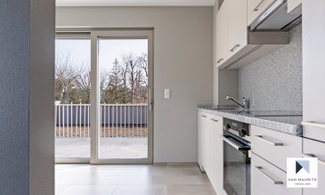 L'appartement, se situe dans le paisible village de Contern, dans la résidence ORFEO composée de 7 unités, dit 'de luxe', construite avec des matériaux de qualité en 2021 et bénéficiant de tout le confort moderne. La résidence est ultra sécurisée avec système de badges pour ouvrir les portes et systèmes de caméras surveillance dans les parties communes.

L'appartement de ±63m² situé au rez-de-chaussée se compose comme suit: la porte blindée en cinq points s'ouvre sur un hall ±10m², avec placards intégrés sur mesure, donnant accès à un séjour de ±13m², et une cuisine semi ouverte de ±12m² et totalement équipée SIEMENS (frigidaire, congélateur, évier, plaque de cuisson, hotte à charbon ): une grande terrasse de ±66m² englobant l'appartement et orientée Sud et Est; une chambre de ±10m²; une seconde chambre de ±14m²; une salle douche de ±5m² avec lavabo, miroir, douche à l'italienne et WC,

Au sous-sol, une cave servant également de buanderie privative est incluse dans le loyer. Une place de parking peut être louée pour 150-€ par mois,

L'appartement peut convenir pour une profession libérale et cabinet médicale ;

Avant d'organiser la visite, veuillez nous faire parvenir une copie de votre carte d'identité, votre contrat de travail ainsi que 3 fiches de salaire,

Généralités:
Pas d'enfants
Pas d'animaux domestiques
Contrat de 2 ans
Loyer: 2300-€/mois;
Charges: 320-€/mois
Garantie bancaire ou dépôt: 2 mois de loyer;
Frais d'agence: 1 mois de loyer + TVA; correspondant à un ½ mois de loyer + TVA pour chacune des parties (locataire et bailleur)
Durée de bail 2 ans fixe
Vidéophone;
Fibre optique;
Chauffage au sol;
Performances énergétiques: AAA;
Triple vitrage;
Stores à lamelles électriques;
Ascenseur;
Porte blindée en 5 points;
Pas de clé, accès à l'ensemble de la résidence par badge;
Wifi et abonnement TV (Eltrona) inclus dans les charges;
Place de parking dans garage sécurisé en option pour 150-€/mois;
VMC 'PAUL', les filtres peuvent être adaptés contre certaines allergies;
10 minutes de Luxembourg-ville;
Station de bus à proximité; 
Nouveau centre commerciale de Contern à proximité avec supermarchés, restaurants,

Agent responsable:
Maurits@vanmaurits
Tél: +352 621198891
Email: maurits@vanmaurits.lu