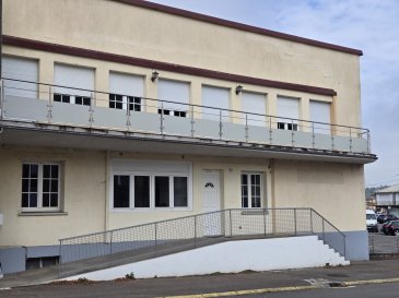 Appartement à vendre à Audun-le-Tiche, France, proposé par Nemeth Immo. Situé dans une ville dynamique proche de la frontière luxembourgeoise, cet appartement offre une excellente opportunité d'investissement immobilier.

Détails de la propriété
Découvrez cet appartement de 70 m² avec 3 pièces, dont 1 chambre, 1 salle de bains et 1 douche, idéal pour un couple ou une personne seule. Construit en 2002 et récemment rénové la même année, le bien offre des prestations modernes avec une cuisine équipée et séparée. L'appartement dispose d'un balcon spacieux de 15 m² exposé à l'est, parfait pour profiter des matinées ensoleillées. La fibre optique est disponible, garantissant un accès Internet rapide et stable. Classé énergie C, cet appartement est peu énergivore, avec une émission de gaz à effet de serre également classée C. Le bien fait partie d'un immeuble en copropriété nommé NEMETH et mérite le détour pour ceux recherchant une propriété fonctionnelle et bien entretenue.

Installations à proximité
Audun-le-Tiche offre un cadre de vie agréable avec ses boutiques locales, restaurants variés et aires de loisirs. Les familles apprécieront la proximité des écoles bien réputées et des établissements d'enseignement. La zone est facilement accessible grâce aux transports publics desservant la région, facilitant les déplacements vers le Luxembourg et d'autres zones environnantes. Les espaces verts sont abondants pour les activités de plein air et la ville promet une qualité de vie équilibrée avec ses services de santé facilement accessibles.

Ne manquez pas cette opportunité ! Planifiez une visite en nous contactant via le formulaire de contact ou par appel téléphonique.