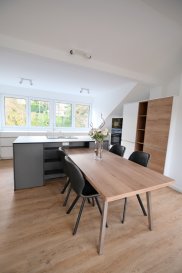 Luxembourg LIMPERTSBERG, 59, rue des Glacis, appartement rénové et meublé de +-73 m2, très lumineux, au 3ème étage sans ascenseur et comprenant : Hall d'entrée, living avec canapé, table basse, meuble TV, cuisine équipée avec îlot central, hotte intégré dans plaques cuisson, four, micro-onde, frigo et congélateur, lave-vaisselle, coin repas avec tables et chaises, buanderie avec lave-linge et sèche-linge, grande salle de douche avec WC et fenêtre, une grande chambre à coucher avec lit, placard, table de nuit. Parlophone, digicode entrée, volets électriques. Disponible le 14 novembre 2025 Prix loyer : 2300 euros par mois + 250 euros de charges forfaitaire. Electricité et internet en plus. Frais d'agence : une mois de loyer + TVA 17% , 50% à charge du locataire, 50% à charge du bailleur. Contact et visites : Rosalba MAITRE, téléphone : 691 550 189 Email : rosalba@parkagence.lu & Arianna GHITTINO, téléphone : 691 205 573, email : arianna@parkagence.lu