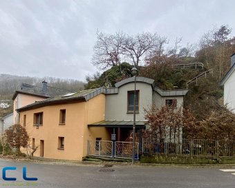 Nous vous proposons en exclusivité une belle maison atypique situé dans un village touristique  de la commune de Tandel, à 2 km de Diekirch.

Située aux pieds d'un château (dans la vallée de la Blees), cette belle maison rénovée dans un contraste de bois et de pierre naturelle d'un rocher, fait naître une atmosphère paisible.

Elle se compose comme suit: 
Rdch:  Hall d'entrée, un wc séparé, une cuisiné équipée ouverte sur le salon - salle à manger, un débarras - atelier, et une chaufferie.
Extérieur: une petite cour, une terrasse .
Etage: un bureau, trois chambres à coucher dont une avec dressing, une salle de douche. 

Pour toute demande de visite ou informations complémentaires, n'hésitez pas à nous contacter au 265341 ou directement notre agent Mme VEIGAS au 621 505 621 ou par mail au cristina.veigas@cl-immo.lu

Les frais d'agence sont compris dans le prix de vente et à charge du vendeur.