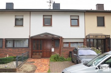 Sehr schönes Reihenhaus, in einer ruhigen Seitenstrasse von Perl.
Einige Minuten von allen Geschäften und der Schule entfernt, 5 Minuten bis zur Autobahn richtung Luxembourg.
Das Haus steht auf einem Grundstück von 223 m2, vor dem Haus ein Stellplatz.
Sie betreten das Haus und durch den Flur kommen Sie in ein separates Badezimmer mit Dusche und Toilette, dann gehts weiter zum Esszimmer, Wohnzimmer (25,5 m2)von dem Sie dann sofort in den Garten und auf die Terasse kommen, die komplett eingerichtete Küche (9,20m2)hat erst 2,5 Jahren.
Erster Stock :
Flur, 3 Schlafzimmer, (14,20, 11,30 und 11 m2) und ein Badezimmer mit Italienischer Dusche, Toilette und Waschbecken.
Speicher dient nur als Abstellraum, nicht ausbaufähig.
Das Untergeschoss, der Keller könnte noch mit 2 weiteren schlafzimmer ausgebaut werden da die Böden gefliest sind und ein Fenter in jedem Raum ist.
Dann gibts noch ein Heizungs und Waschraum von dem man ebenfalls in den Garten kommt.
Die Heizung wurde vor 3 Jahren ebenfalls erneuert, das Dach befindet sich in einem guten Zustand und die Holzfenster haben eine doppelverglasung .

Das Haus Haftungsvorbehalt: Sämtliche Angaben erhielten wir vom Eigentümer und geben diese ohne Haftung weiter. Irrtum und Zwischenverkauf bleiben vorbehalten.

Für weitere Informationen oder eine Besichtigung, kontaktieren SieChristine SIMON: Tel: 00352-621189059 oder senden Sie ein mail an cs@christinesimon.lu

Texte en francais 
Belle maison mitoyenne, dans une rue très calme,à Perl 
Quelques minutes de toutes sortes de commerces et de l'école, 10 minutes jusqu'à l'autoroute direction Luxembourg.
La maison est construite sur un terrain de 2,23 aes, un emplacement devant la porte.
Elle se compose comme suit :
Hall d'entrée, une salle de douche avec toilette, salle à manger, séjour (25,5 m2)ouvert vers la cuicine entièrement équipée (9,20 m2), un accès vers le jardin et la terrasse d'env. 100 m2.
A l'étage :
Hall de nuit, 3 chambres à coucher et une salle de douche avec douche Italienne, toilette et lavabo.
Du hall vous avez un accès vers le grenier qui n'est pas aménageable et qui sert donc just pour du rangement.
Dans la cave, vous avez la possibilité de rajouter deux chambres ou bureau supplémentaires, vous disposez également d'une chaufferie, buanderie avec un deuxième accès vers le jardin.
L'installation de chauffage a été entièrement refaite il y a 3 ans, les fenêtres  en bois ont du double vitrage,, la toiture est dans un bon état.
La maison sera disponible à l'acte notarié.
Pour plus de renseignements, contactez Christine SIMON: Tel: 00352-621189059 ou envoyez un mail à cs@christinesimon.lu
Ref agence :5338629